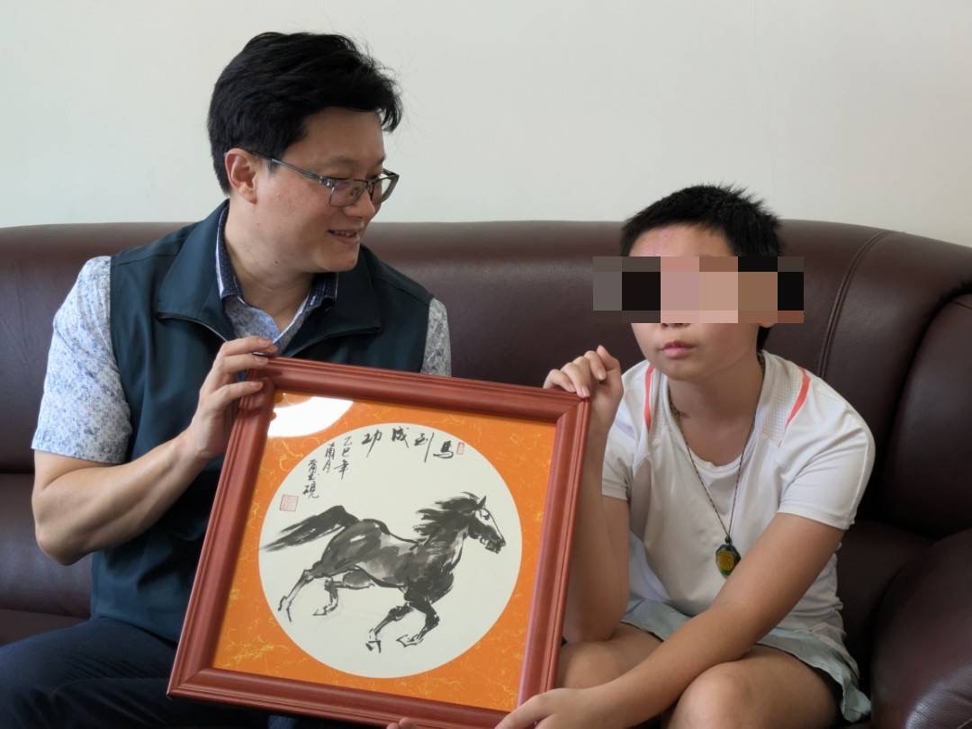 徐健麟撰寫字畫鼓勵小如平安健康成長，學業與未來發展都能馬到成功。