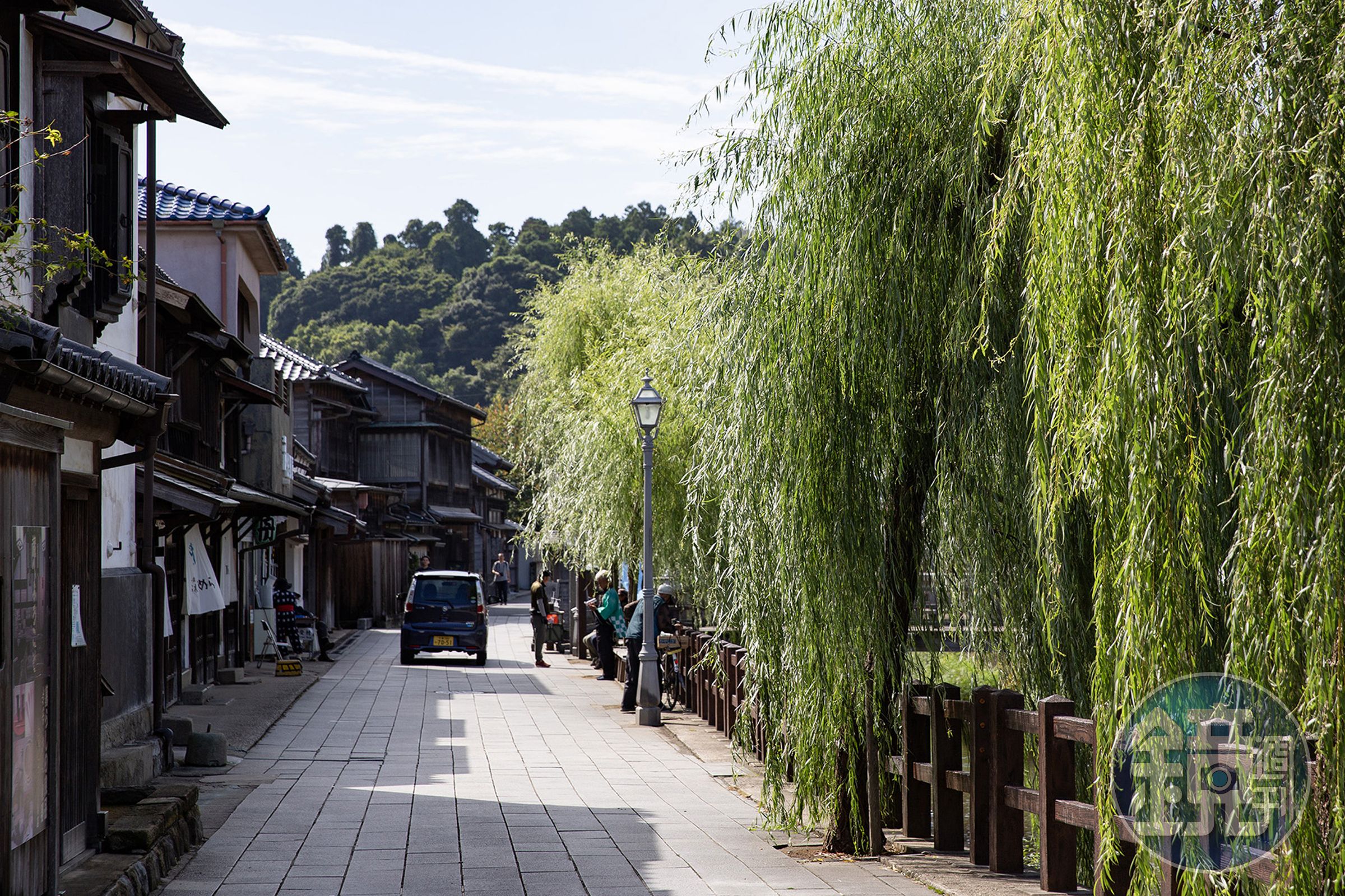 沿著小野川漫步，兩岸垂柳搖曳，與江戶後期至昭和初期的古老町屋與倉庫交織成美麗的水鄉古鎮景色。