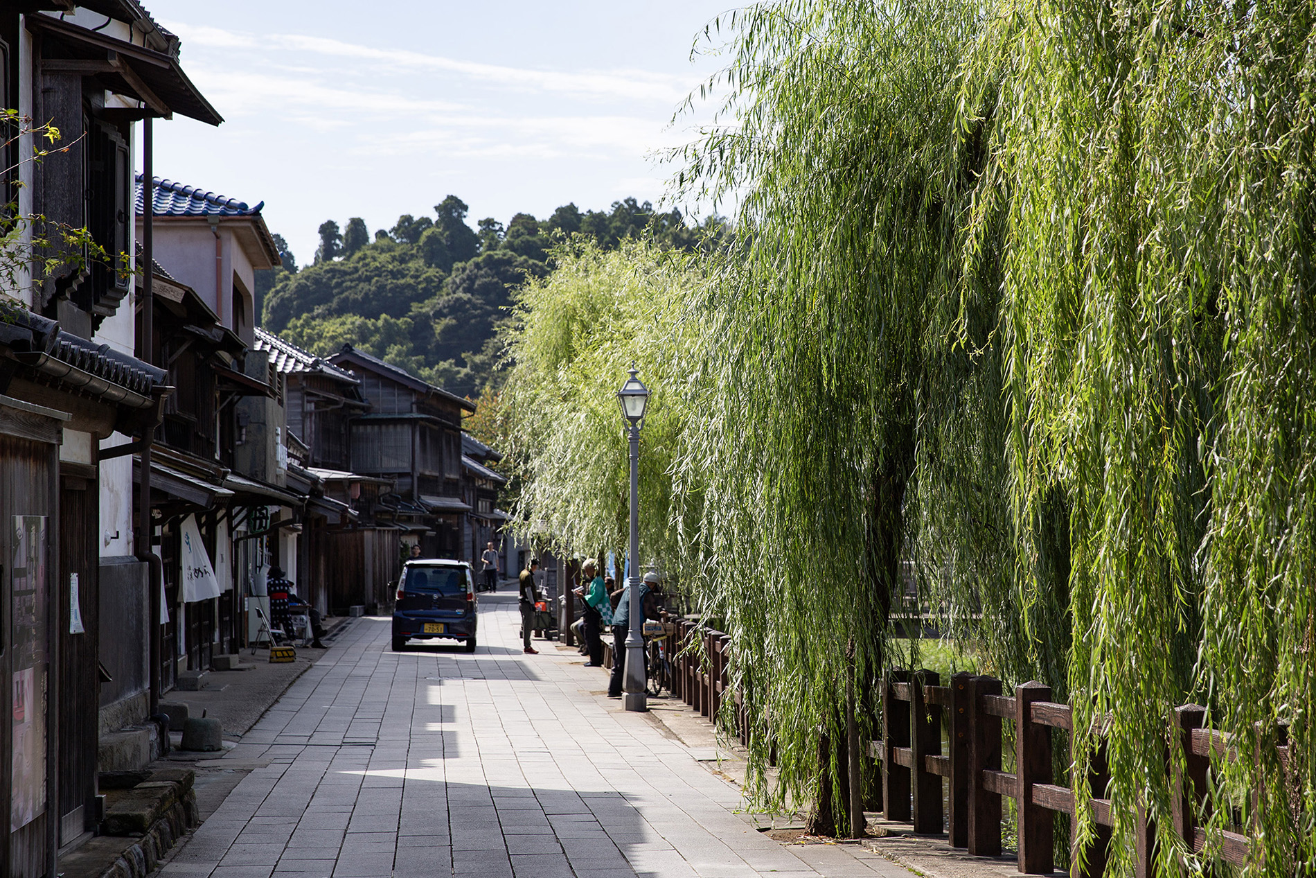 沿著小野川漫步，兩岸垂柳搖曳，與江戶後期至昭和初期的古老町屋與倉庫交織成美麗的水鄉古鎮景色。