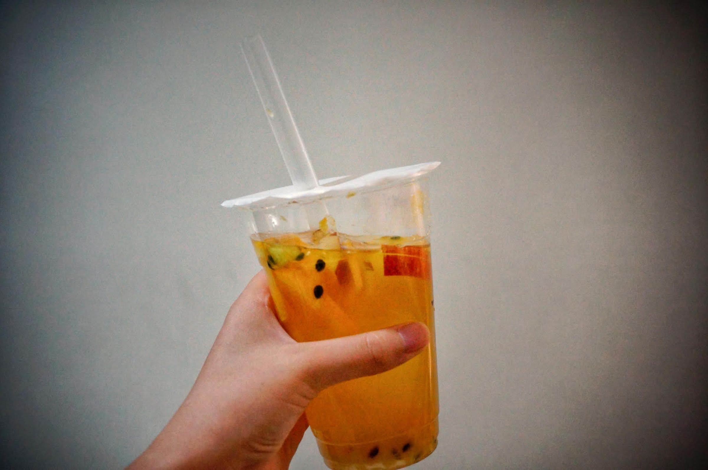 一名年輕男子因每天把手搖飲當水喝,又常憋尿,最後導致罹患急性腎盂腎炎。(示意圖,photoAC)