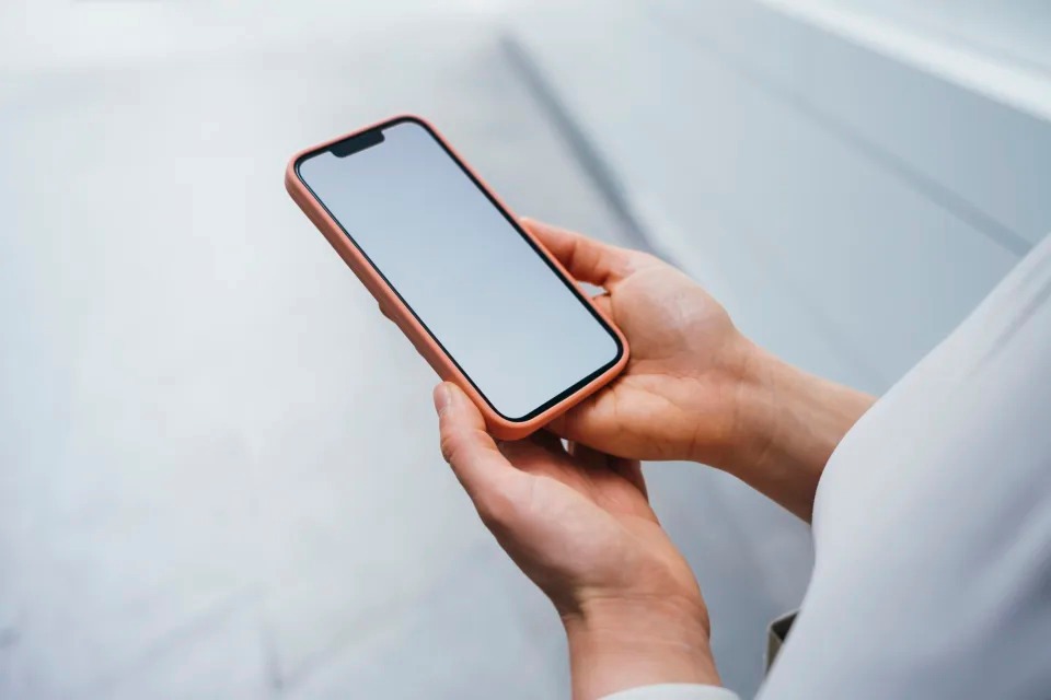 一名網友傻眼稱，老公撿到一支手機，隔天送去派出所報案，卻反被失主提告。示意圖。（翻攝自Getty Images）