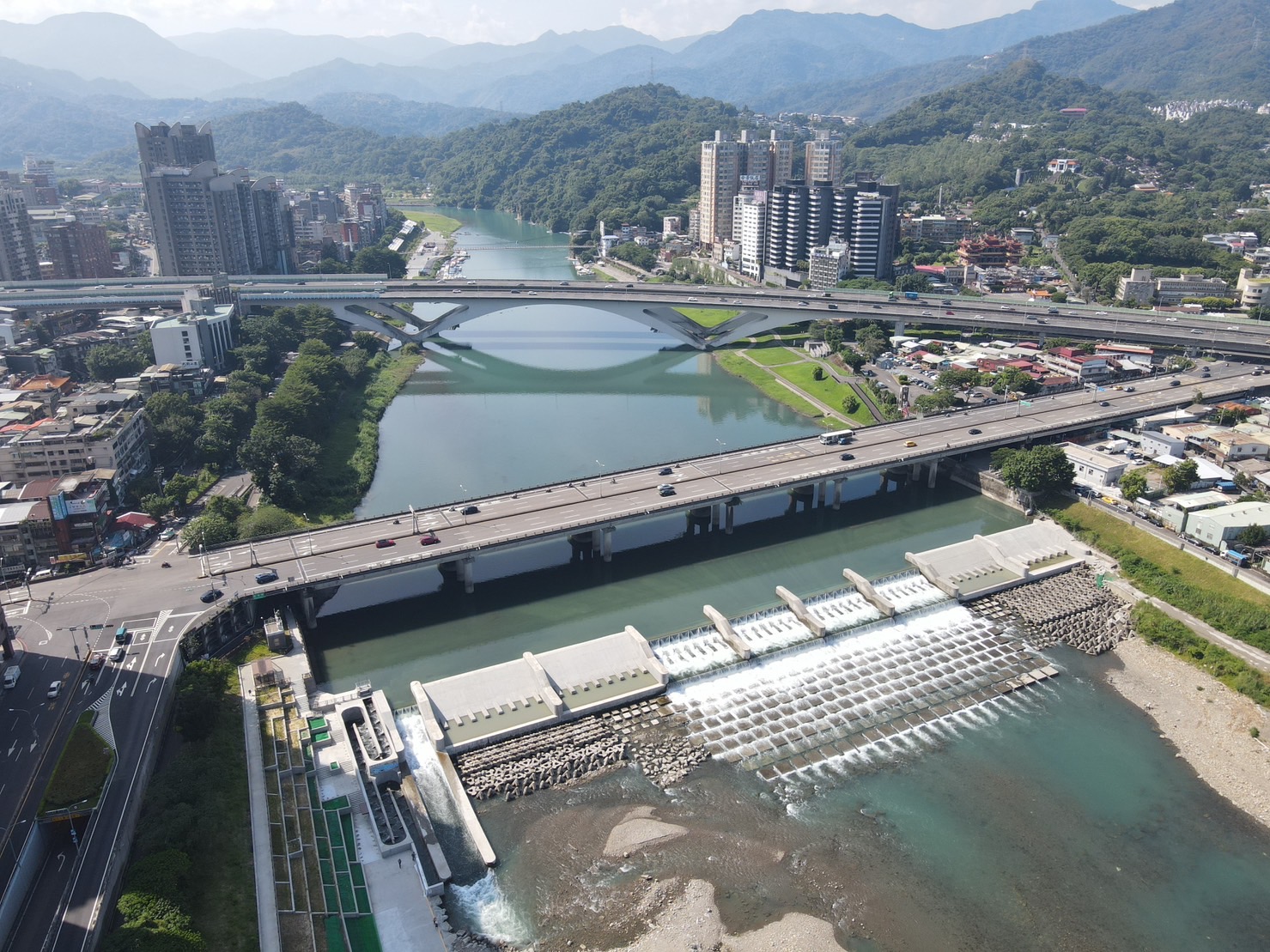 新竣工的碧潭堰是個治水、親水的綠色基建，同時也重新開啟了溯游習性的魚類廊道。（安倉營造提供）