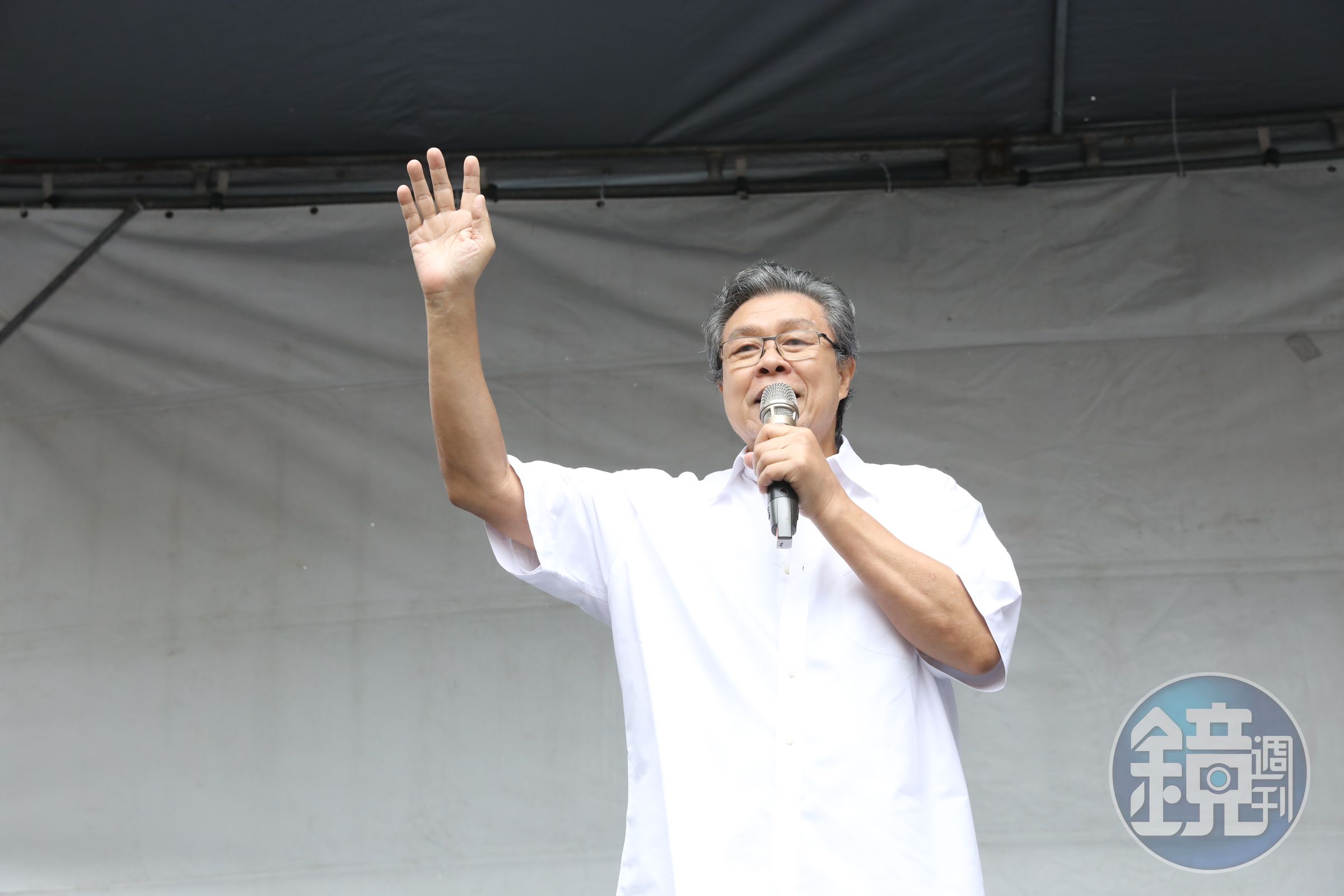資深藝人楊烈中午現身立院外聲援抗議活動,說他20幾年來跟著民進黨參加助選,看過很多坎坷與不平,但最終目的是希望大家能為國家、家園站出來。