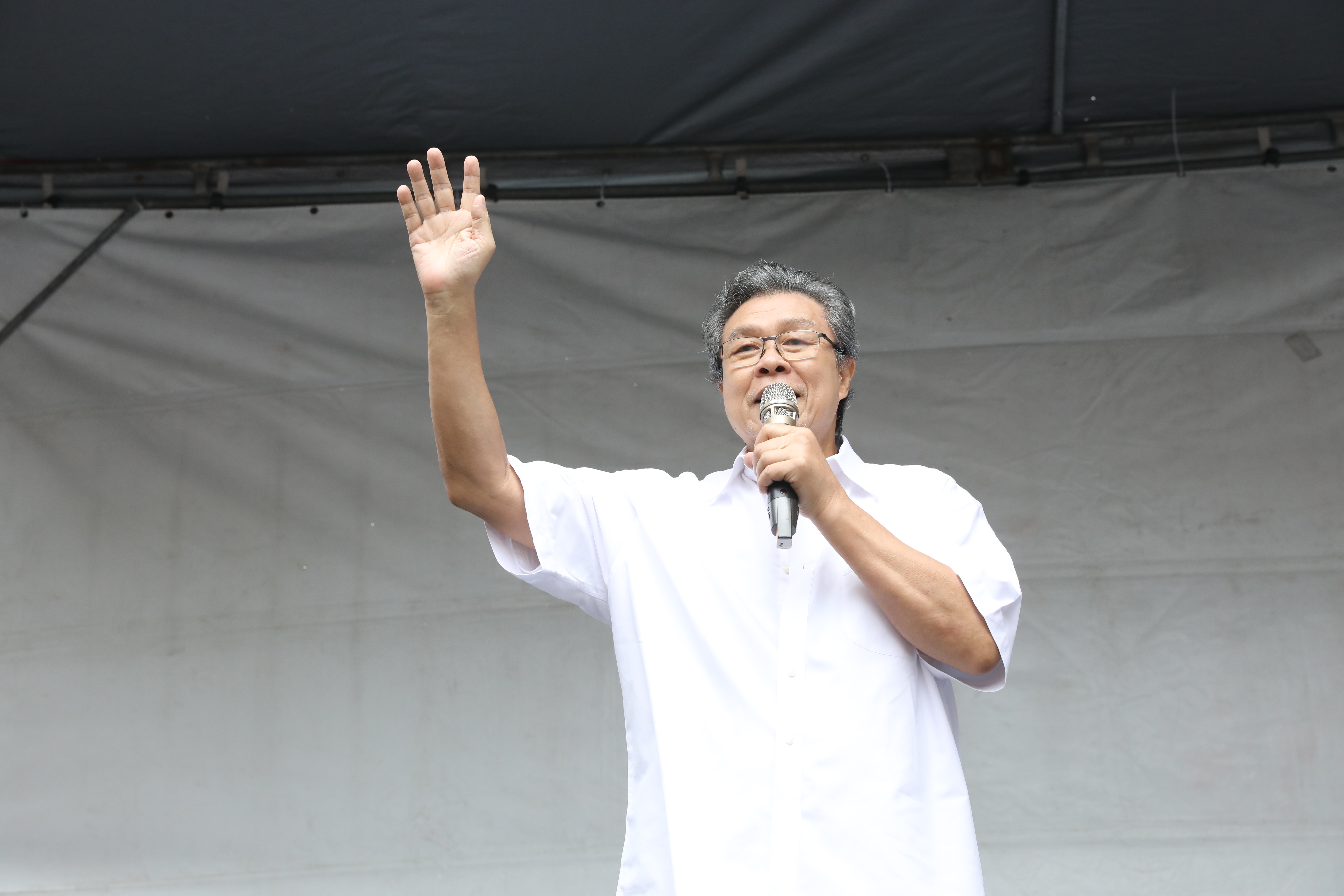 資深藝人楊烈中午現身立院外聲援抗議活動，說他20幾年來跟著民進黨參加助選，看過很多坎坷與不平，但最終目的是希望大家能為國家、家園站出來。