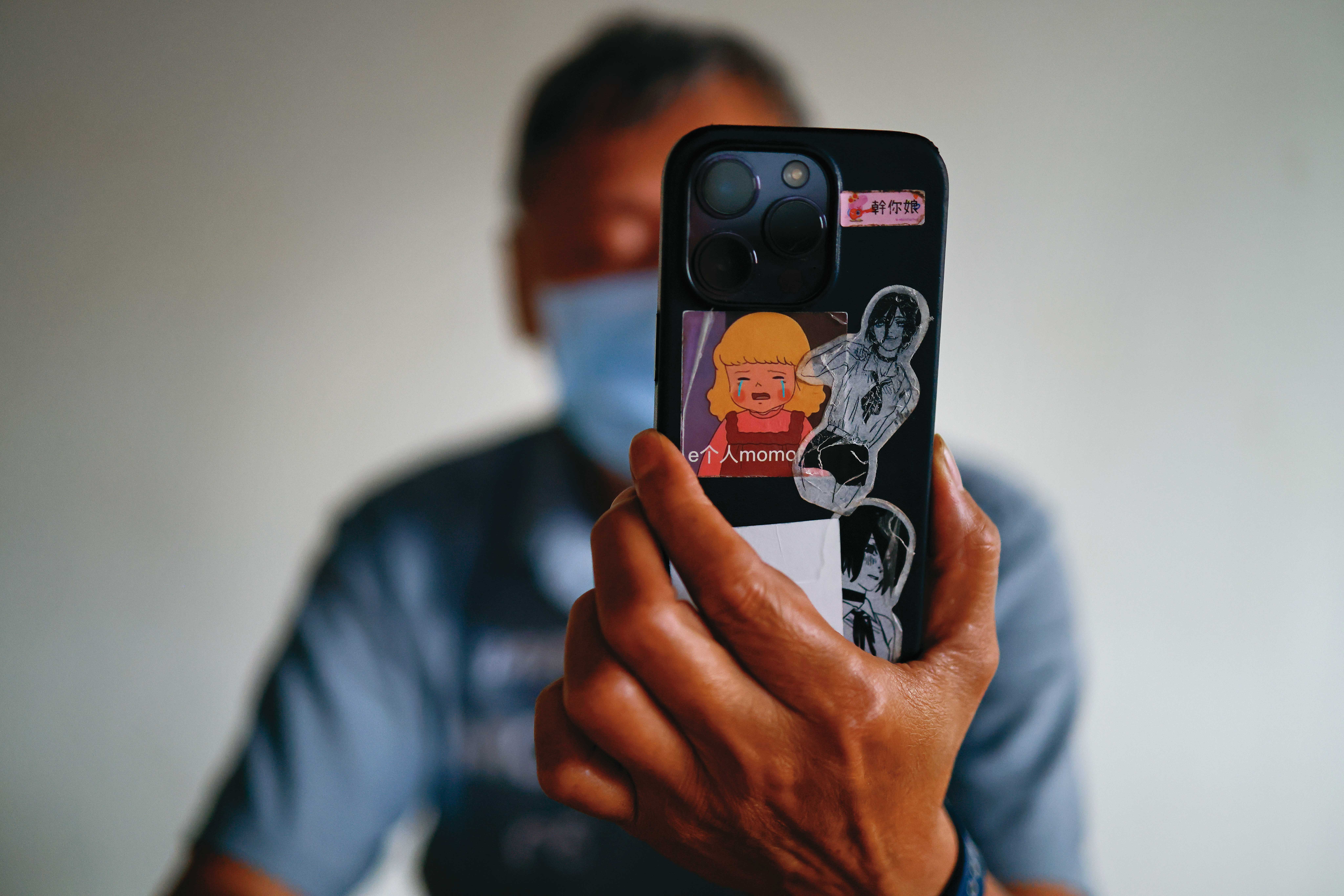 小宇的手機殼上貼著emo貼紙和喜歡的漫畫人物。