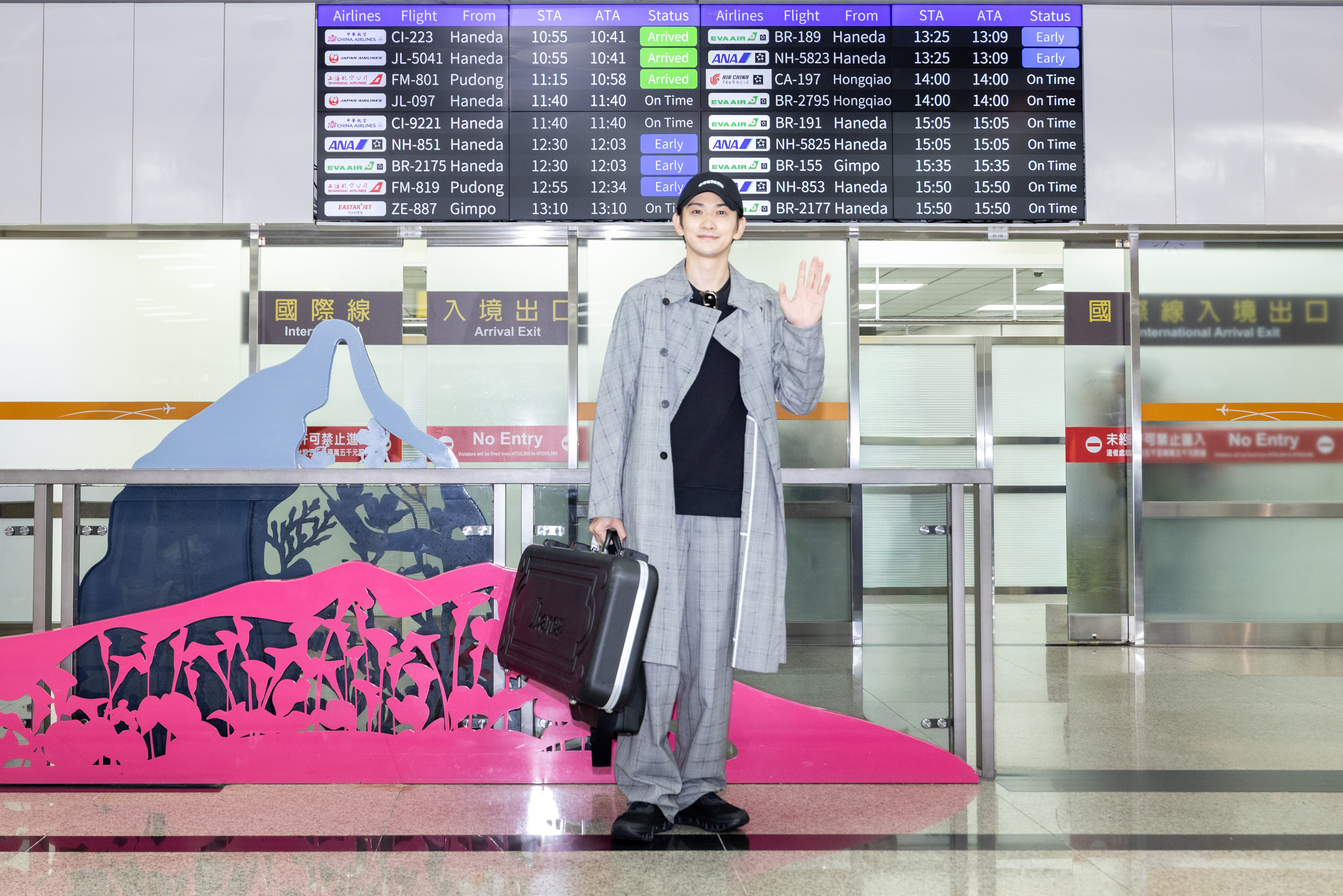 町田啓太帶著吉他現身松山機場，帥到爆炸。（ COME ON JKSSP提供）