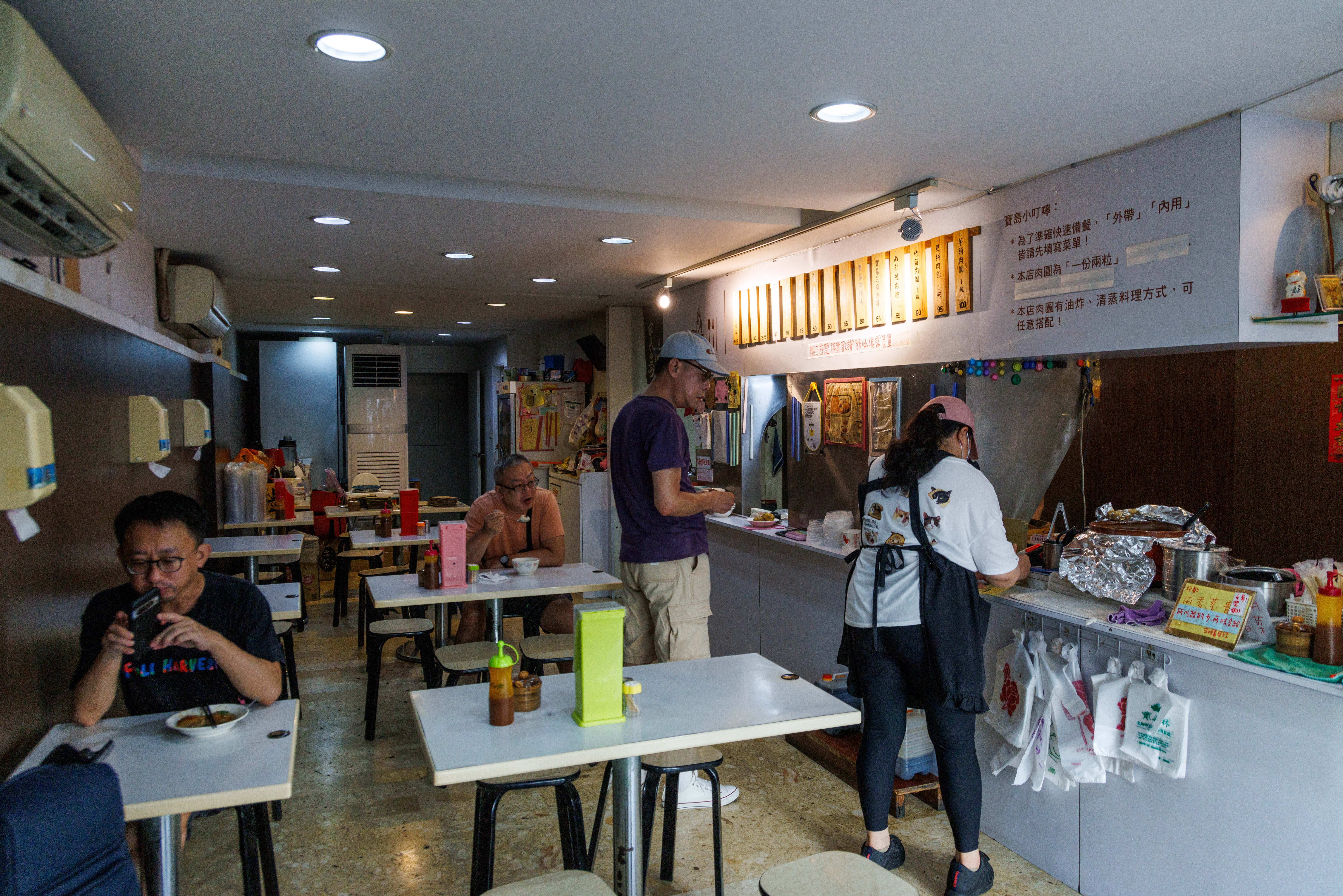 寶島肉圓的店面翻新過，顯得格外整潔有序。