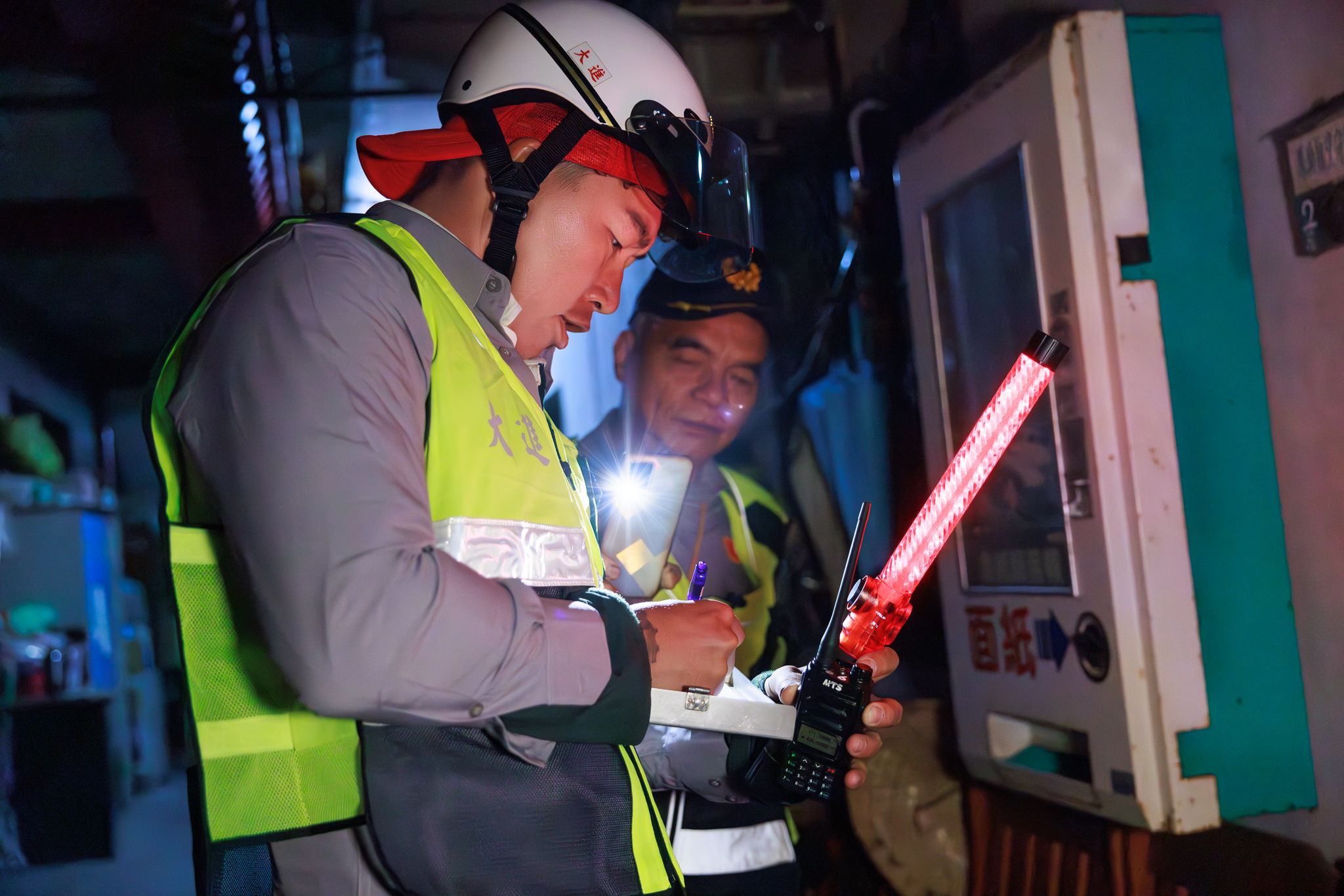 郭泓志摸黑巡邏。（好看娛樂提供）