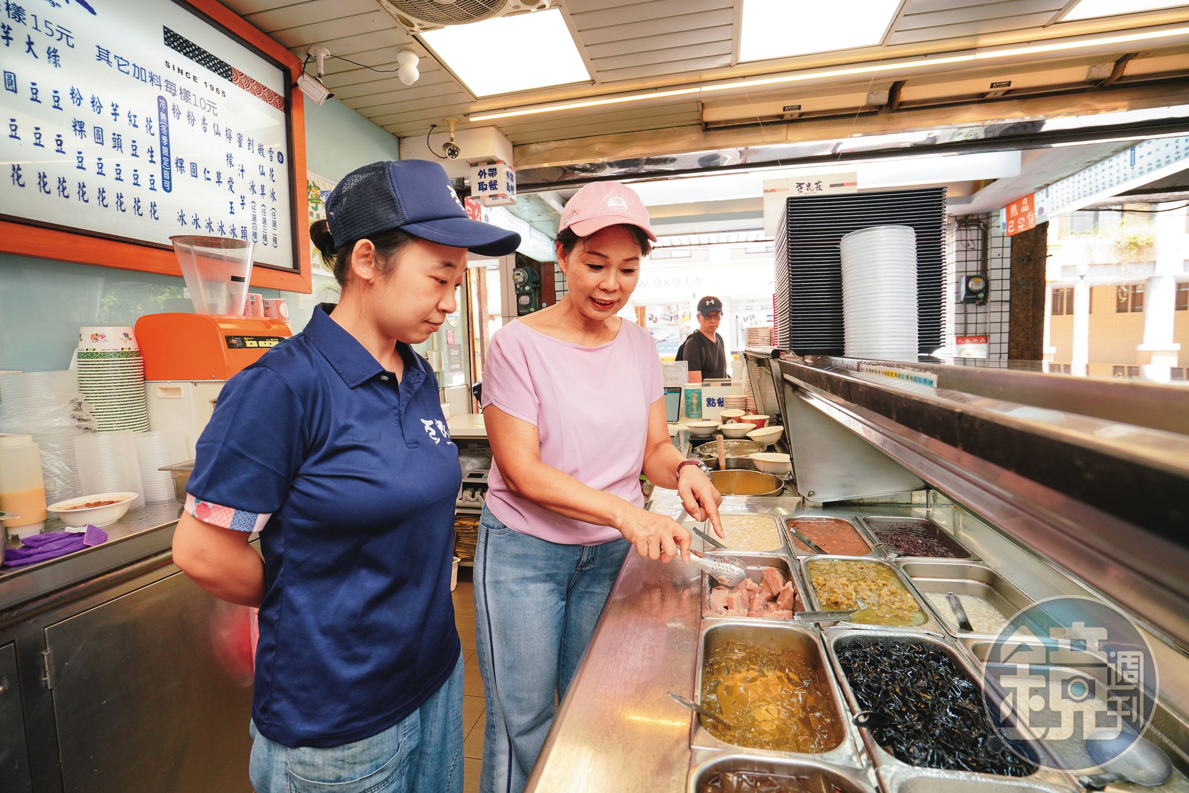 開店打拚二十多年的莊玉如(右),慢慢放手將店交給日漸成長茁壯的第三代莊雅涵(左)等人經營。