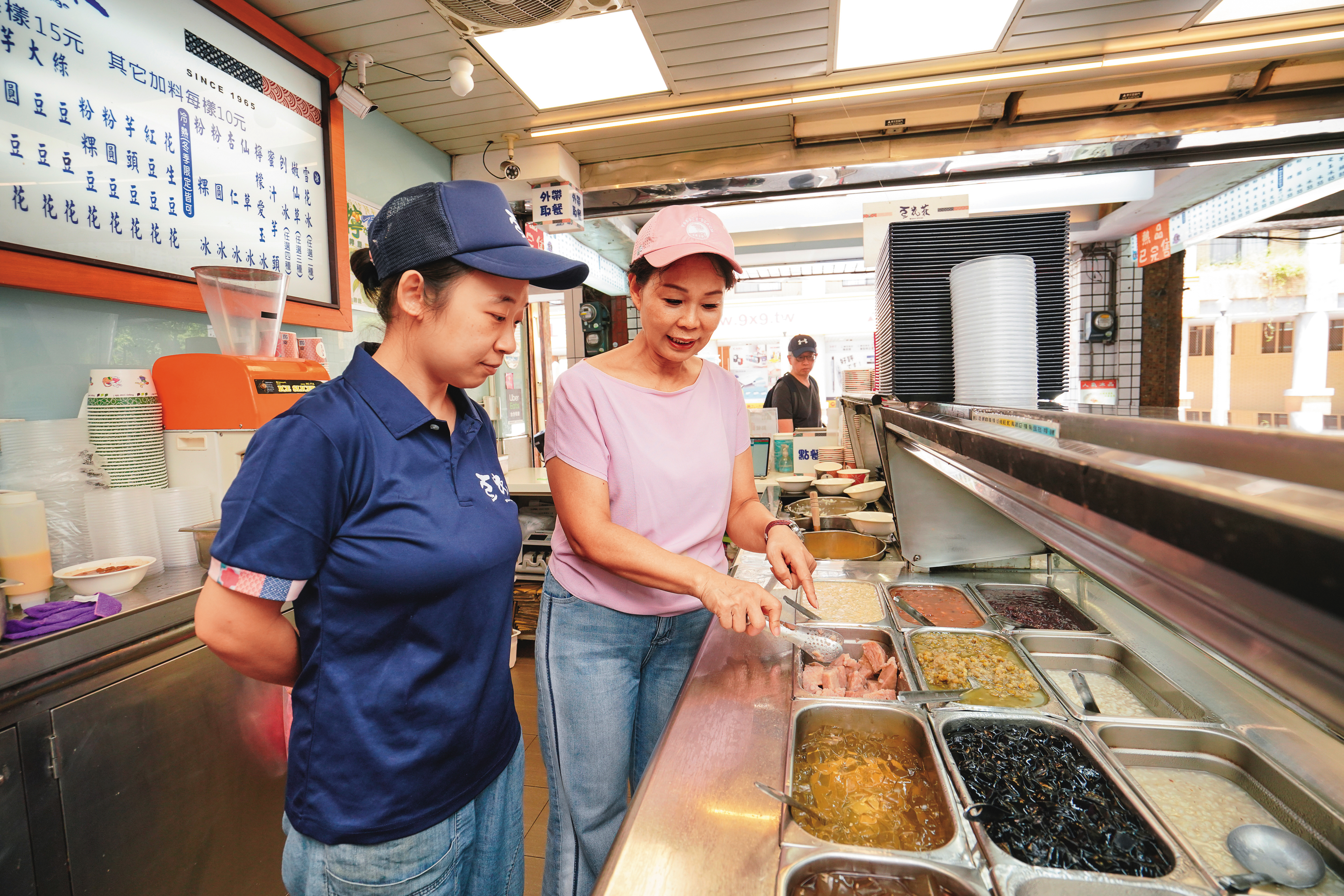 開店打拚二十多年的莊玉如（右），慢慢放手將店交給日漸成長茁壯的第三代莊雅涵（左）等人經營。
