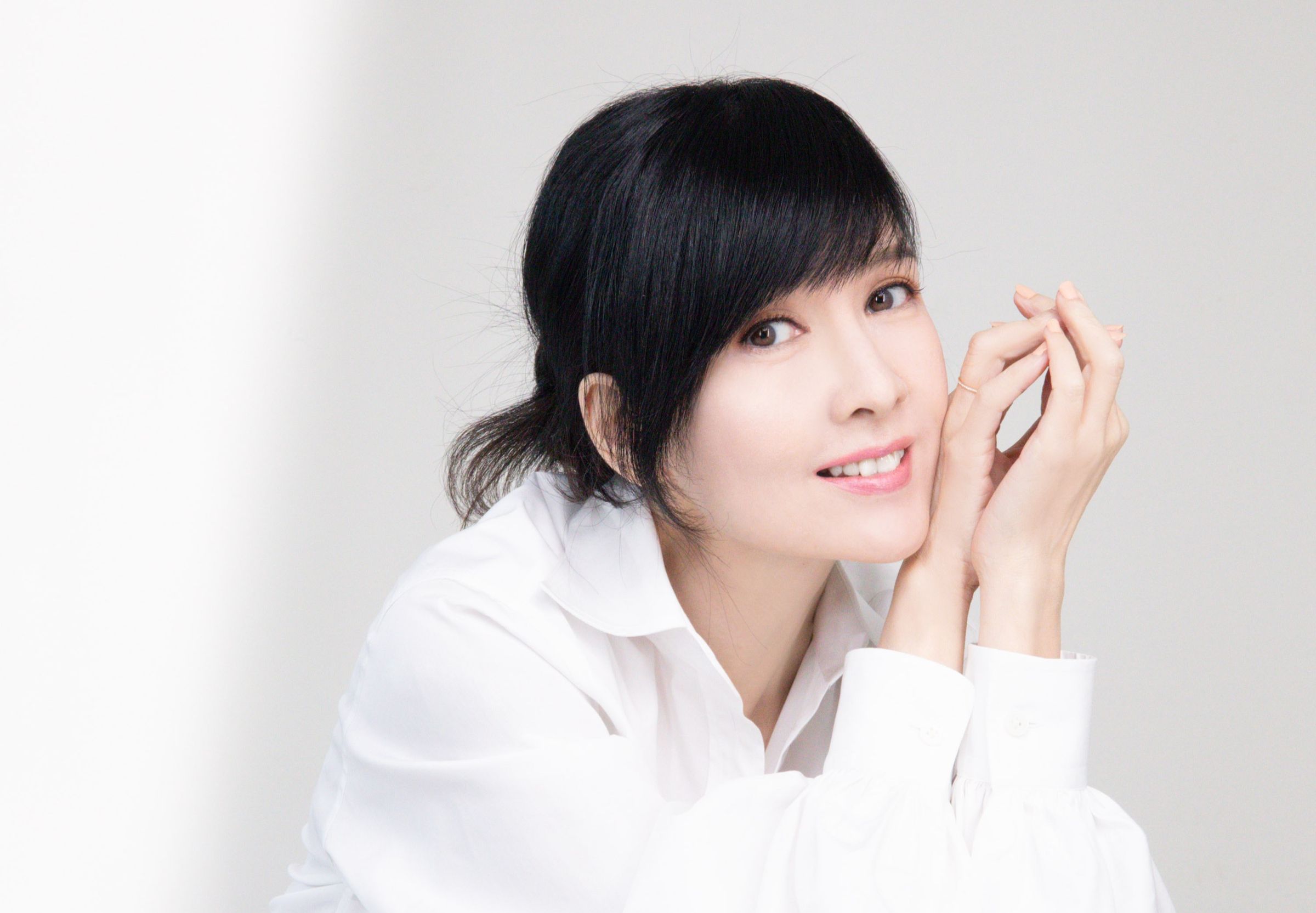 已然56歲的周慧敏,凍齡有術。(REVITAL莉薇特麗提供)