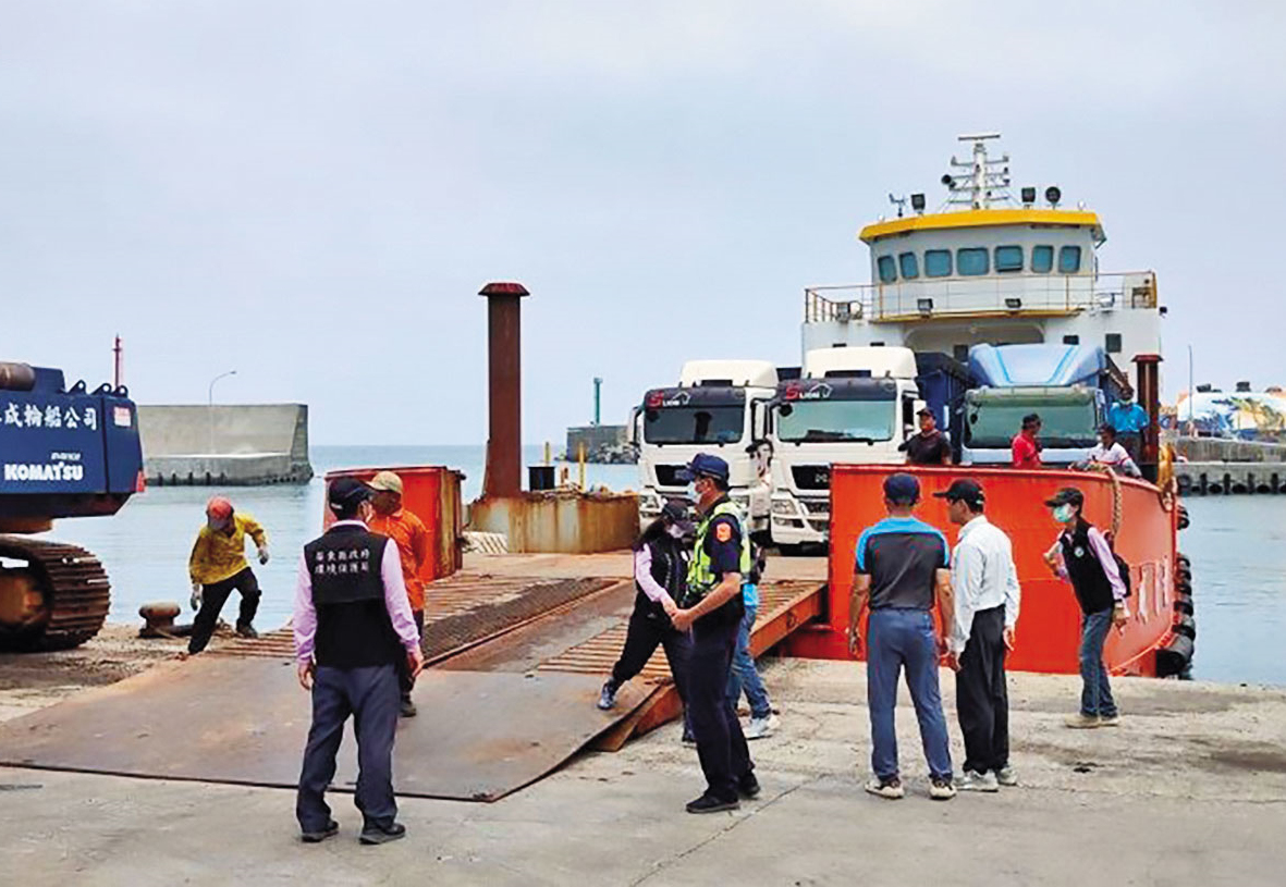 清運小琉球垃圾的業者長期遭恐嚇，大批警力在漁港旁戒護，確保垃圾車前往焚化廠的動線安全無虞。（翻攝屏東縣政府官網）