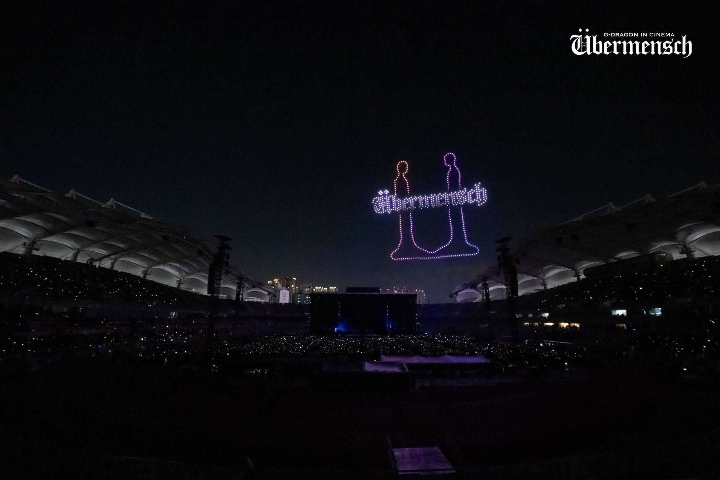 G-DRAGON [Übermensch]」演唱會電影完整記錄高陽場演出，無人機排出LOGO震撼全場。（龍祥電影提供）