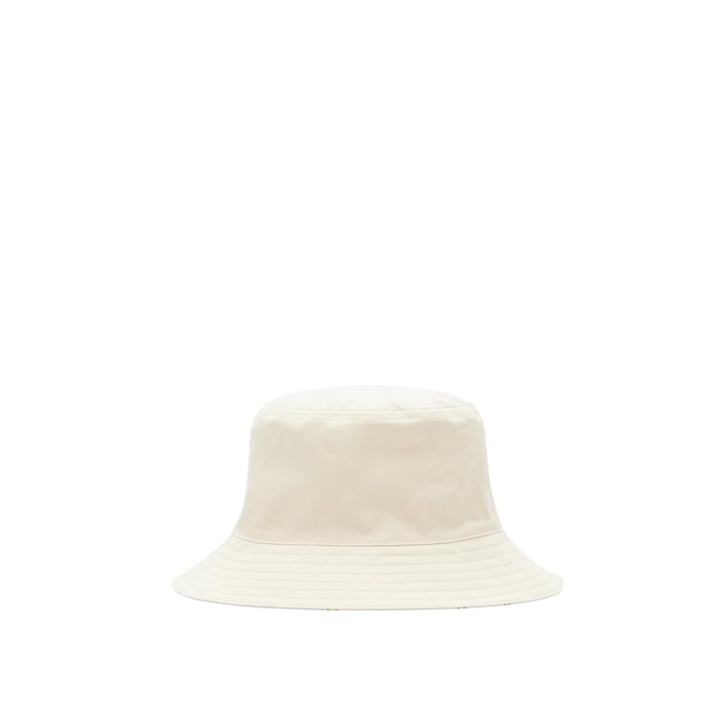 肉豆蔻色Highgrove漁夫帽。NT$16,500(BURBERRY提供)
