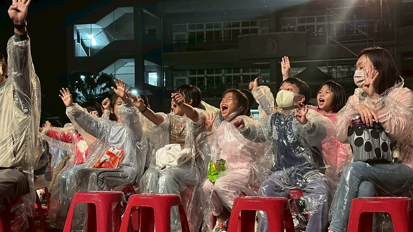屏東枋山加祿國小演出當天突遇大雨,開演前雨勢止歇,近500名觀眾齊聚校園,孩子與長者一同欣賞紙風車帶來的歡樂演出。(紙風車劇團提供)