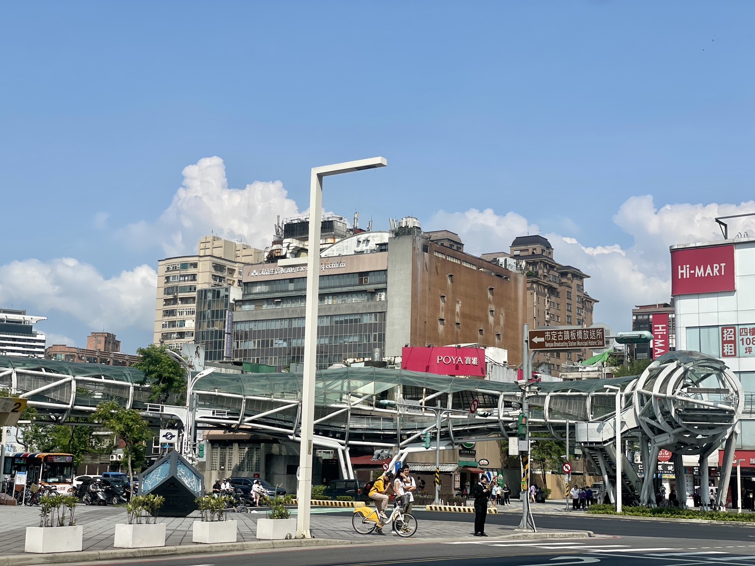 板橋府中「遊龍天橋」決議採分階段方式拆除，工程預估將歷時約4個月至半年。（劉美芳服務處提供）