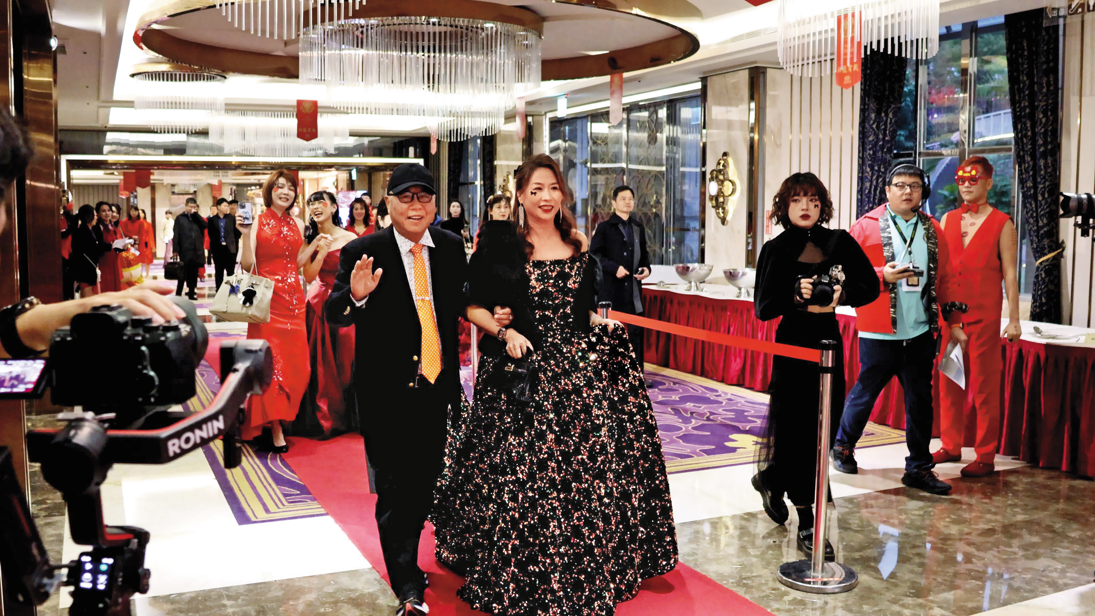 袁昶平、吳菀婷結婚後，一起風光走紅毯出席學校活動。（讀者提供）