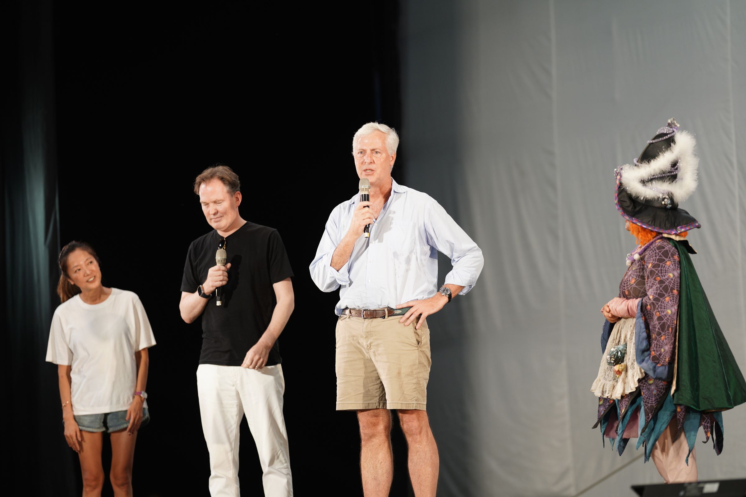 Christopher Horgan(中)贊助銅鑼鄉的「紙風車鄉鎮市區兒童藝術工程」演出。(紙風車文教基金會提供)