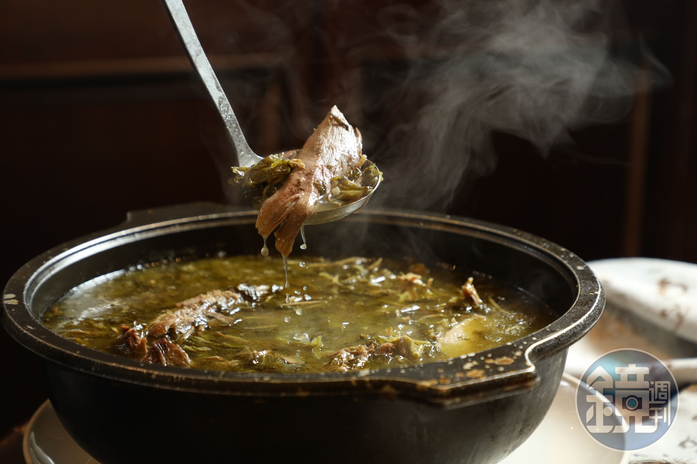 「家鄉酸菜燉全鴨」選用花蓮的鴨肉，湯頭以古法醃製酸菜熬製4到5小時才熟透，平日全鴨需提前預訂。（年菜6,988元／6人份菜色）