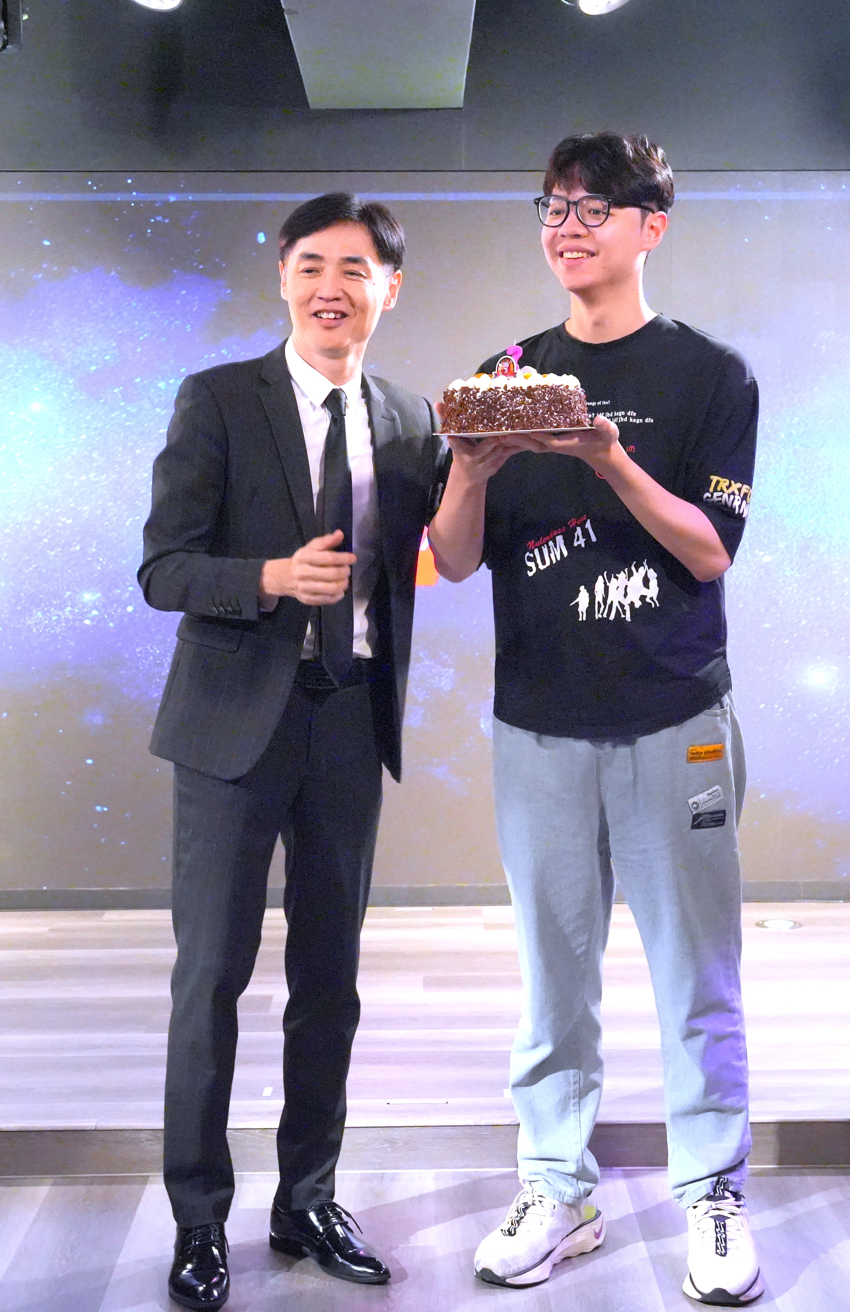 宋逸民57歲生日兒子特地從英國返台祝賀。（藝起發光提供）