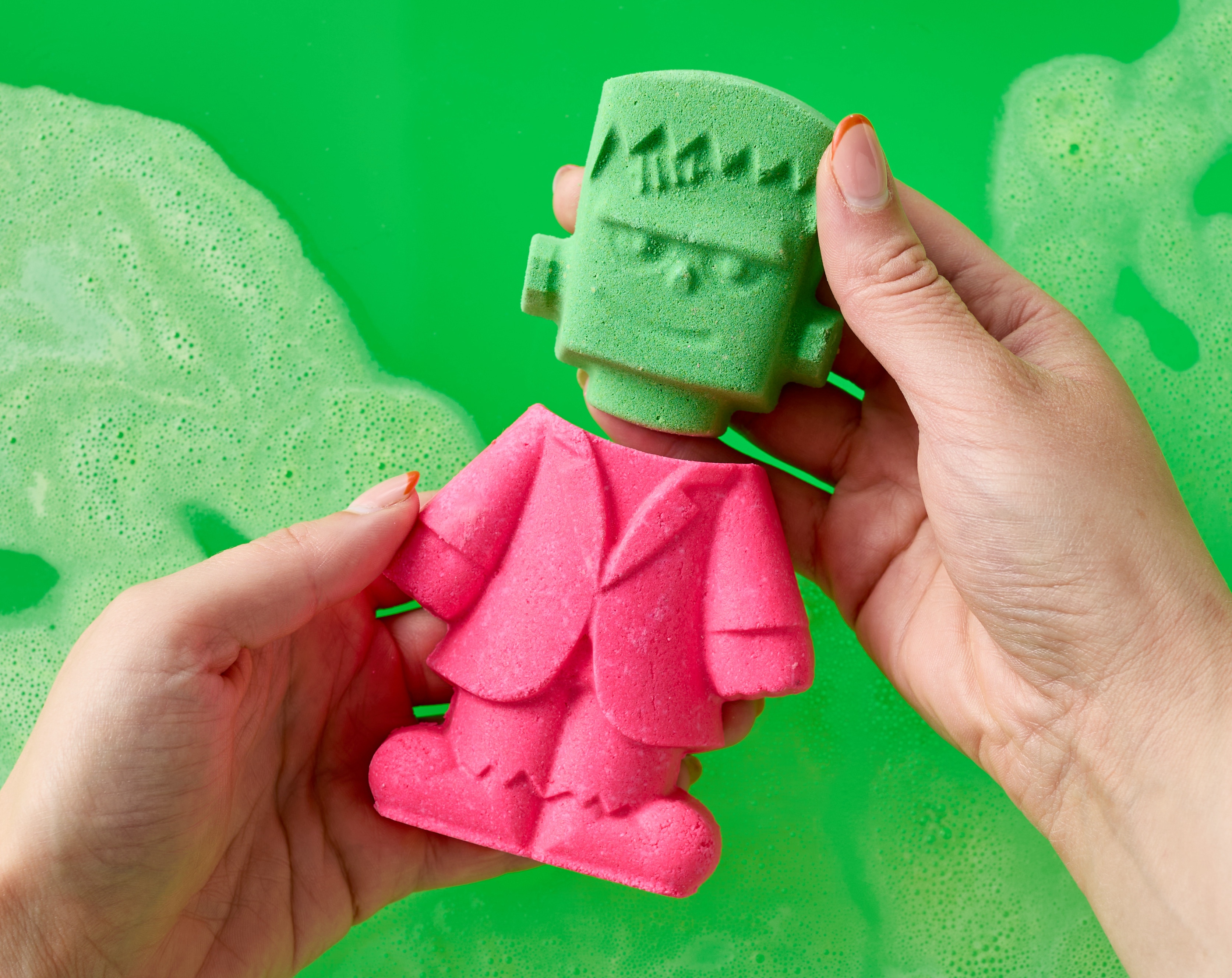 LUSH科學怪人汽泡彈NT$190、科學怪人泡泡浴芭NT$380（嵐舒提供）