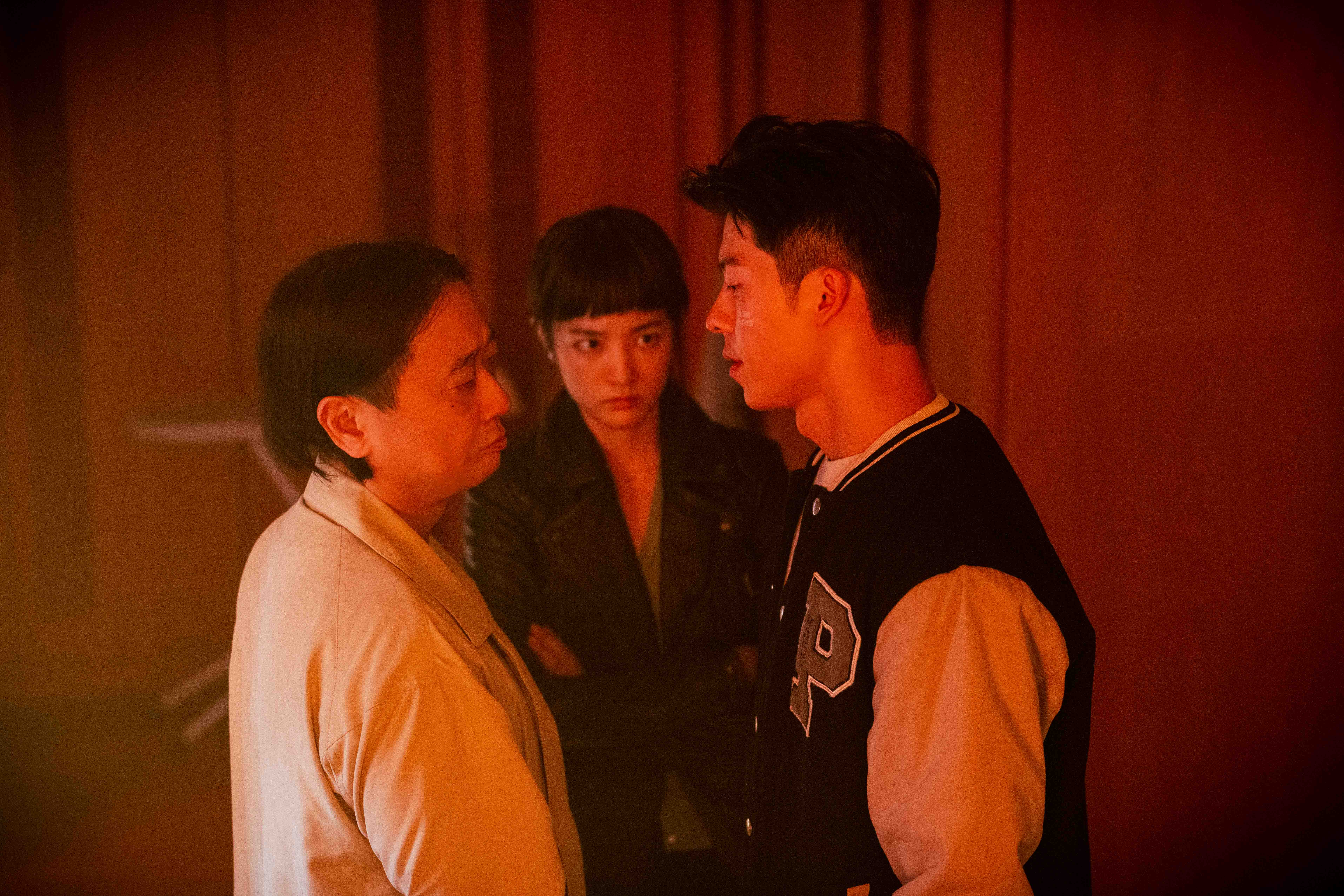 《正港分局》邰智源（左起）角色水源戲弄林子晴、吳明翰。（Netflix提供）