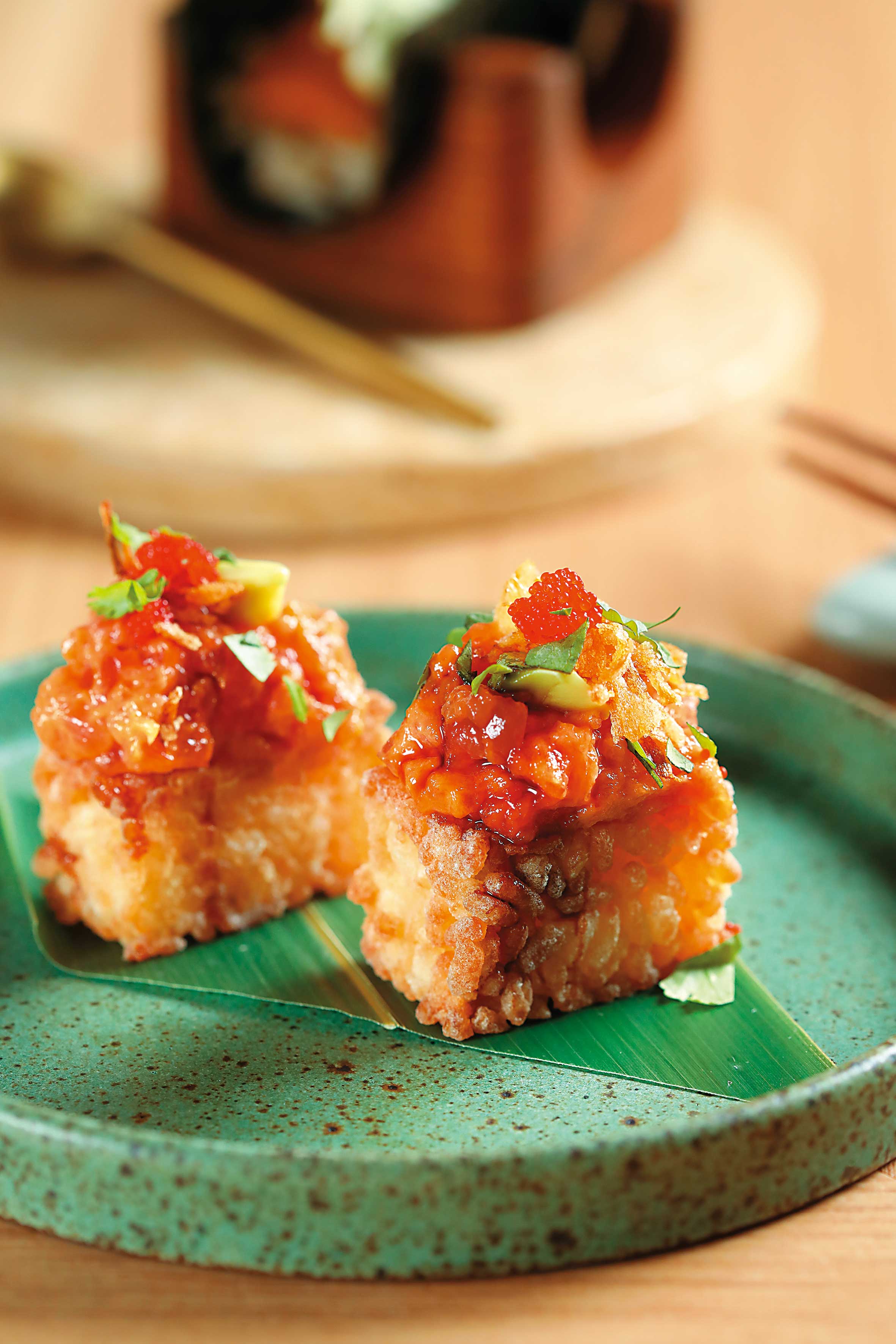  「CRISPY RICE TUNA」使用脆米增添口感變化，上層鋪滿辣鮪魚與酪梨、蝦卵。