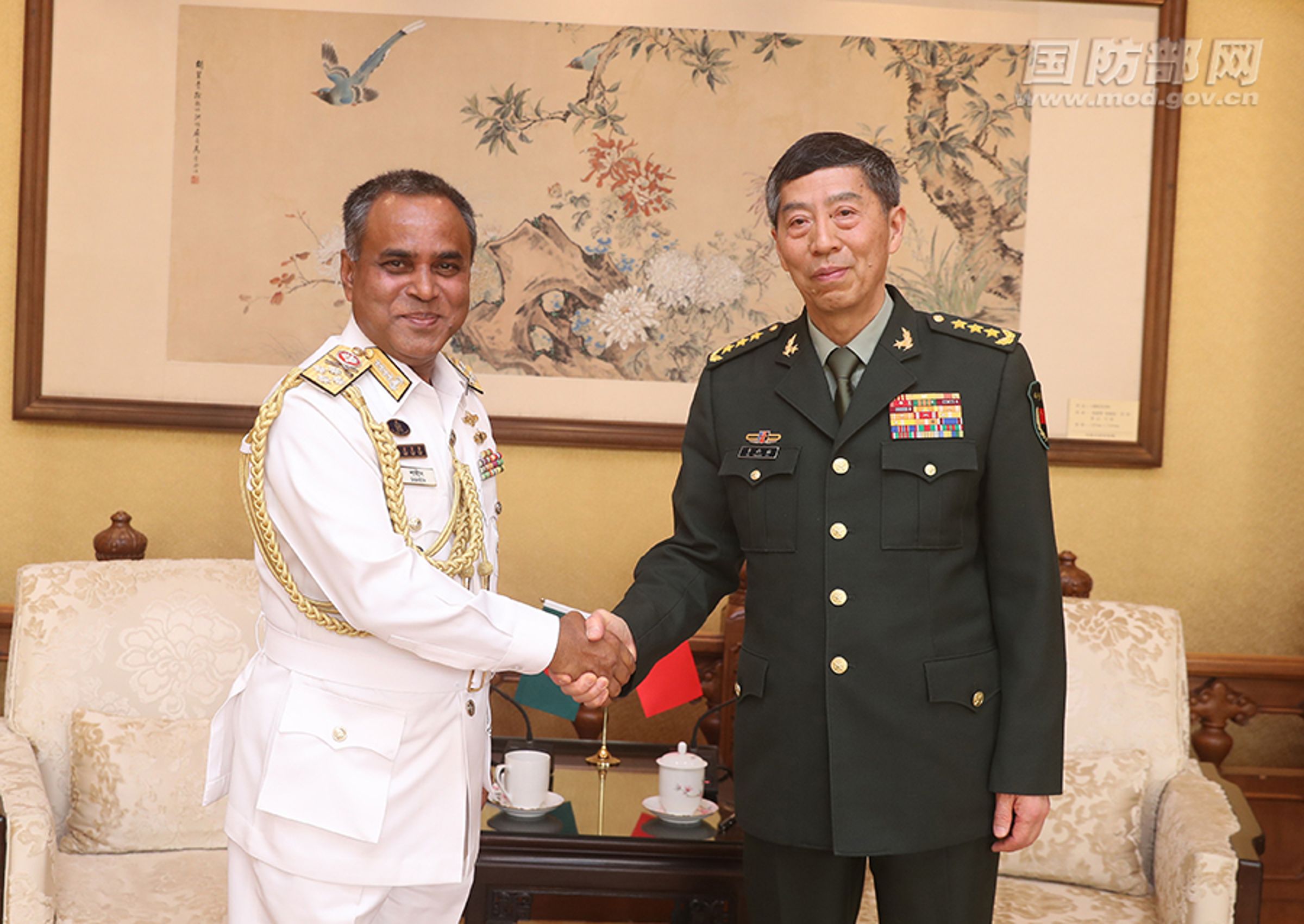 李尚福(右)自8月29日起就未公開露面過。圖為今年4月1日李尚福與孟加拉海軍參謀總長會面。(翻攝自中國國防部網站)