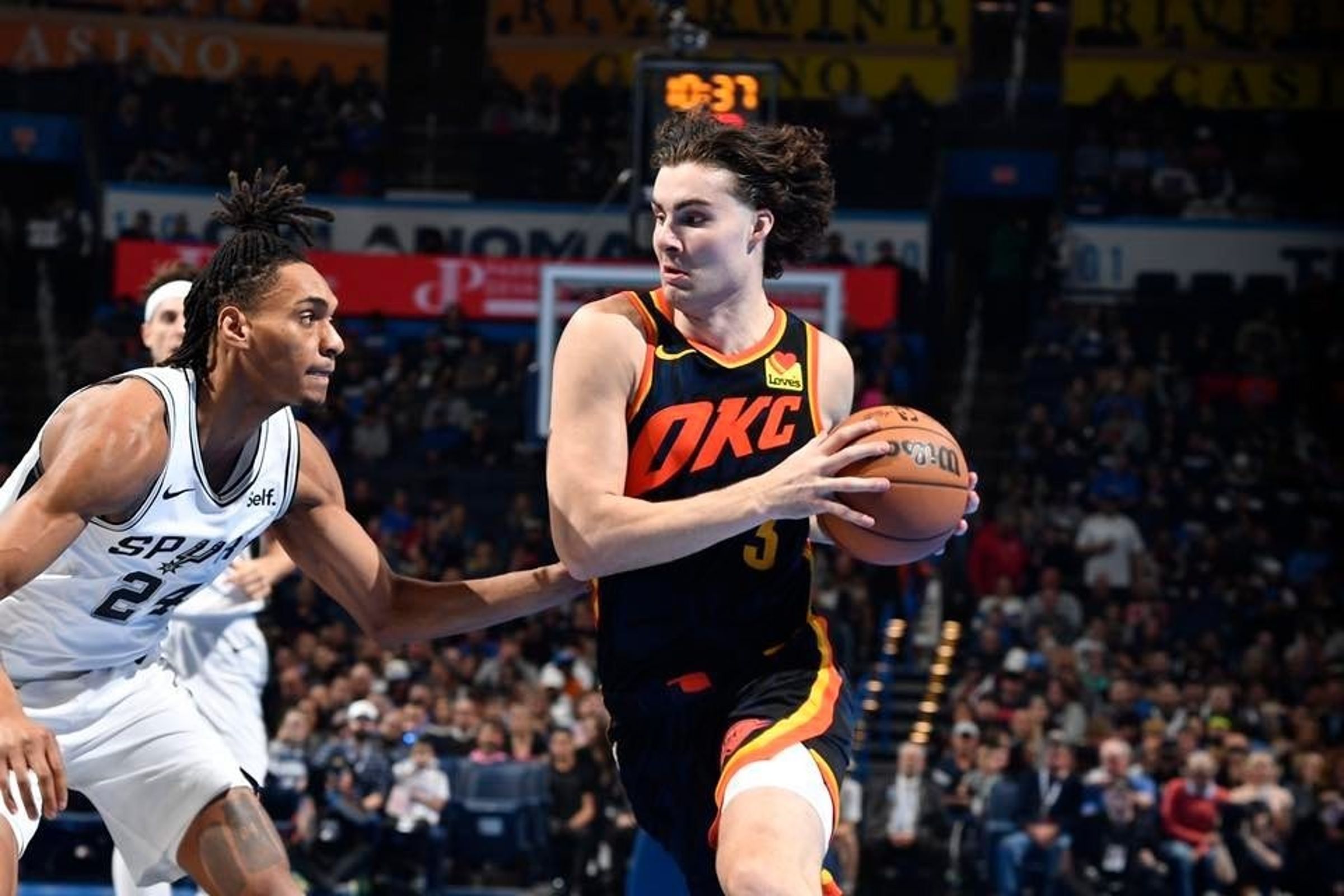 NBA雷霆新星吉迪（右）爆出與未成年少女發生性關係，但根據聯盟勞資規定，調查結果出爐前球員有權決定是否繼續出賽。（翻攝自Oklahoma City Thunder 官方臉書）