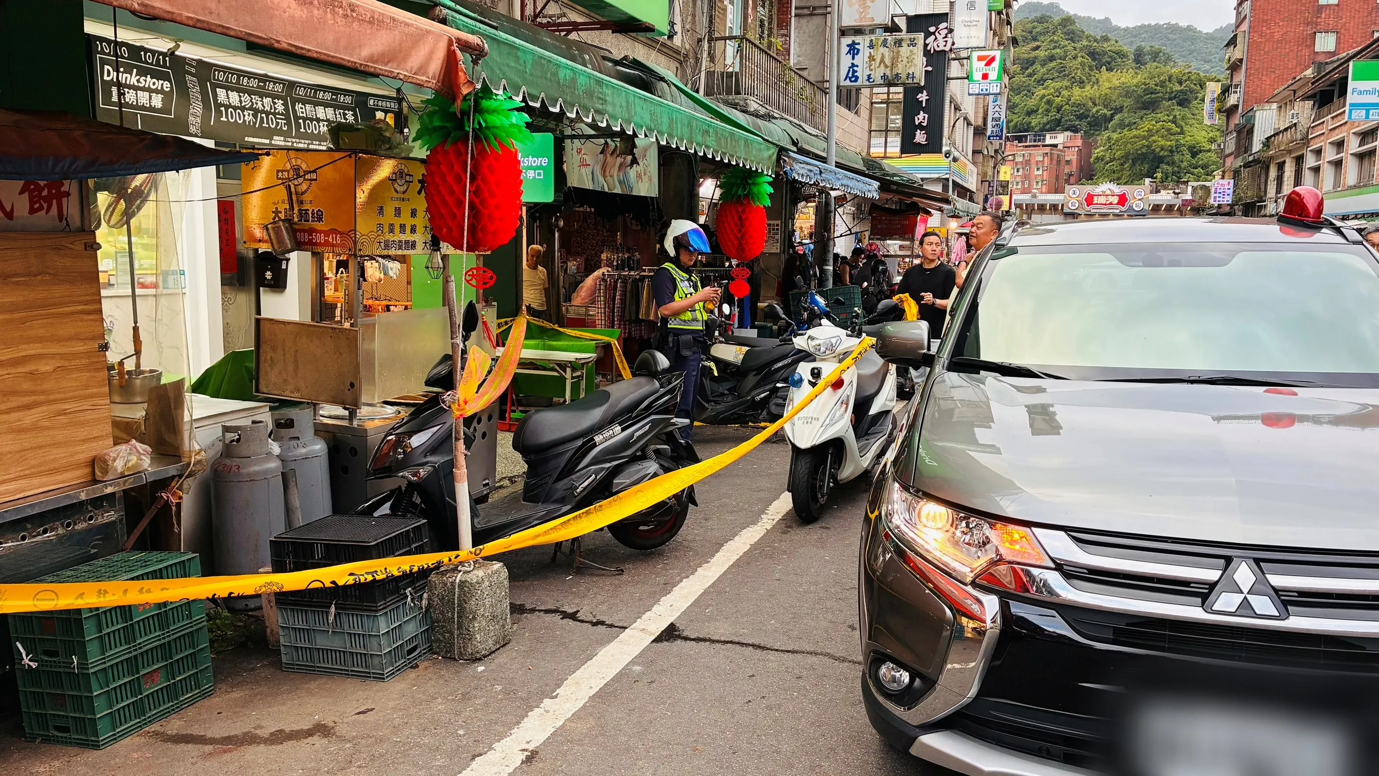 新北市瑞芳一處飲料店前傳出14歲國中生持利剪刺傷同校學長，警方迅速封鎖現場。翻攝畫面