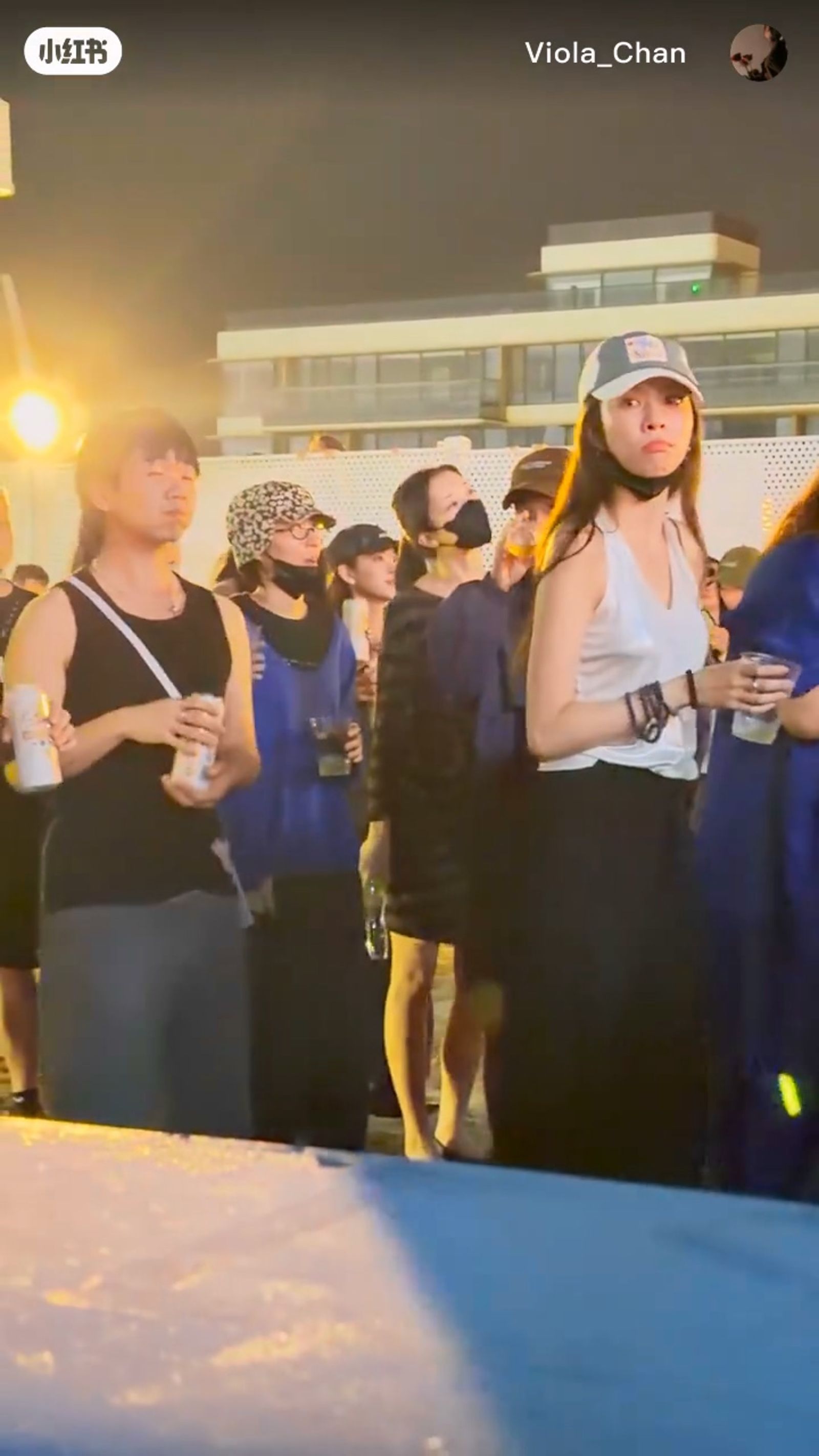 竇靖童與李嫣並排看演出，戴白帽穿白衣的宋妍霏與竇靖童距離稍拉開，不過顯然她早已得到王菲認可。（翻攝小紅書影片）