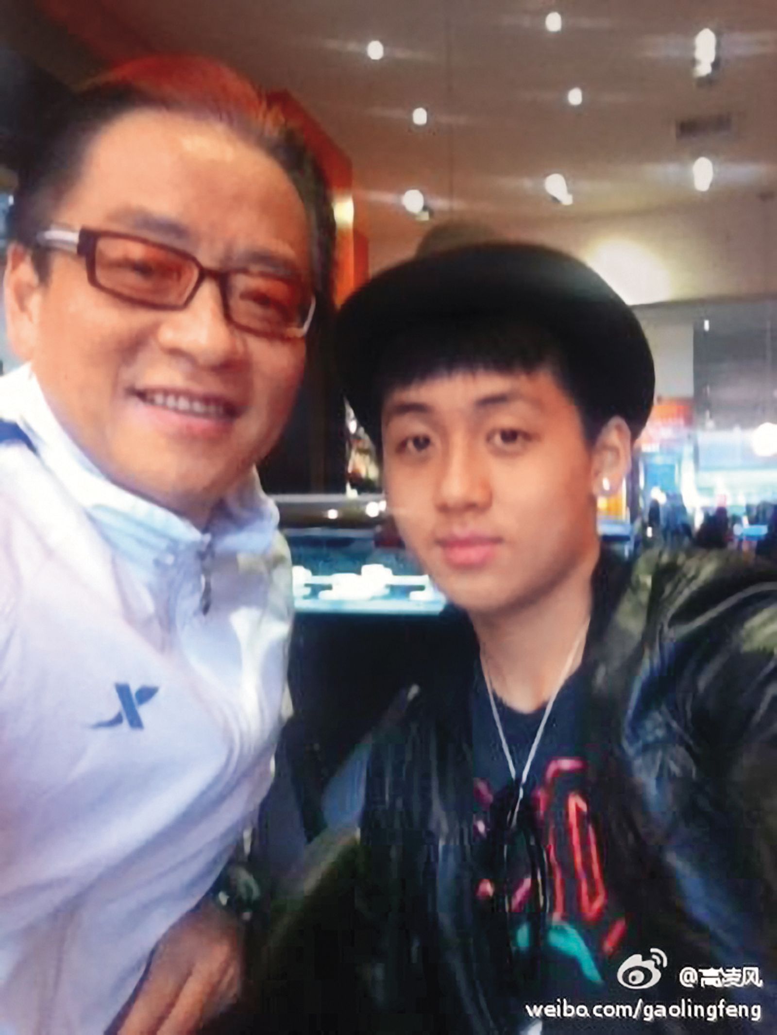 寶弟（右）期望能讓已逝的爸爸高凌風（左），在天上看到他在演藝圈的成績。（翻攝自高凌風微薄）