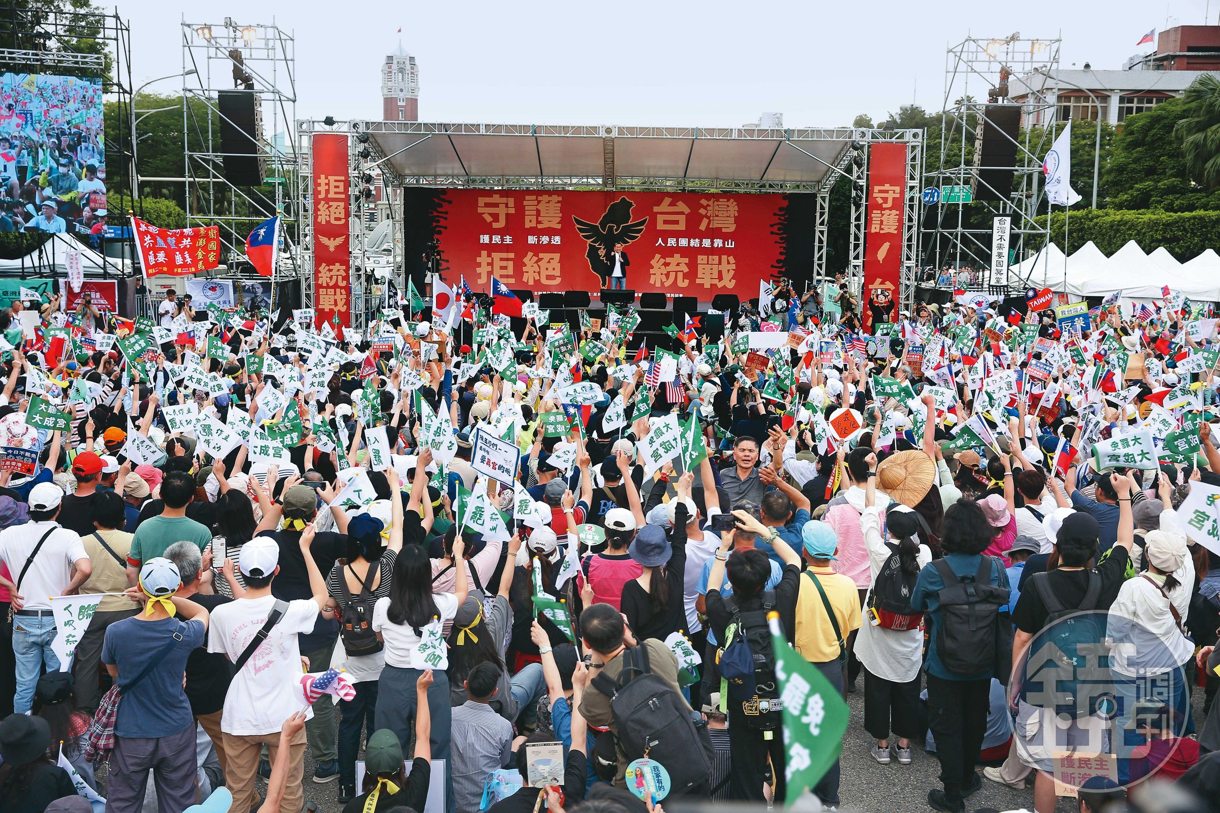 19日罷團在凱道集會，現場國旗與台獨旗齊飄揚。（鏡報新聞網）