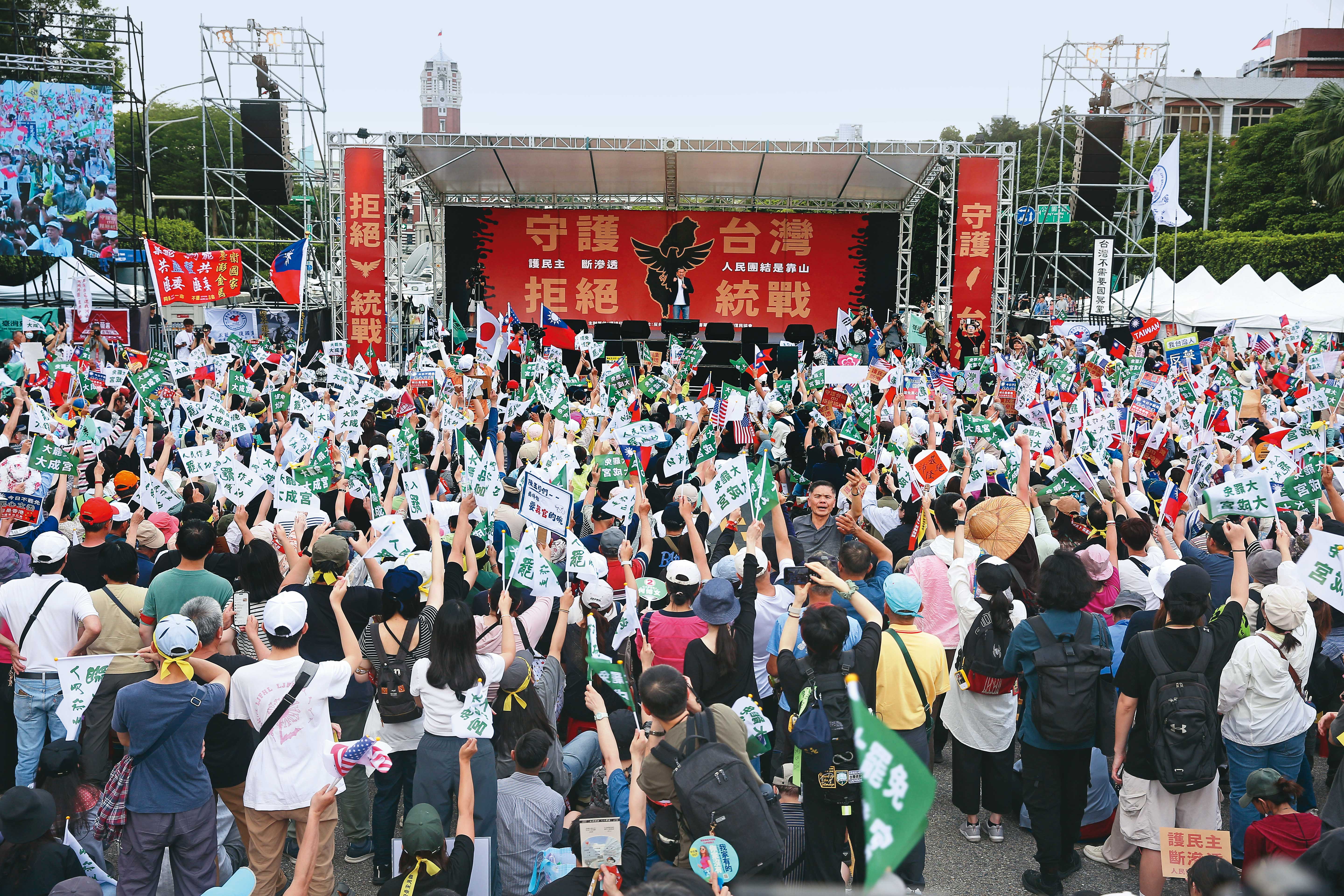 19日罷團在凱道集會，現場國旗與台獨旗齊飄揚。（鏡報新聞網）