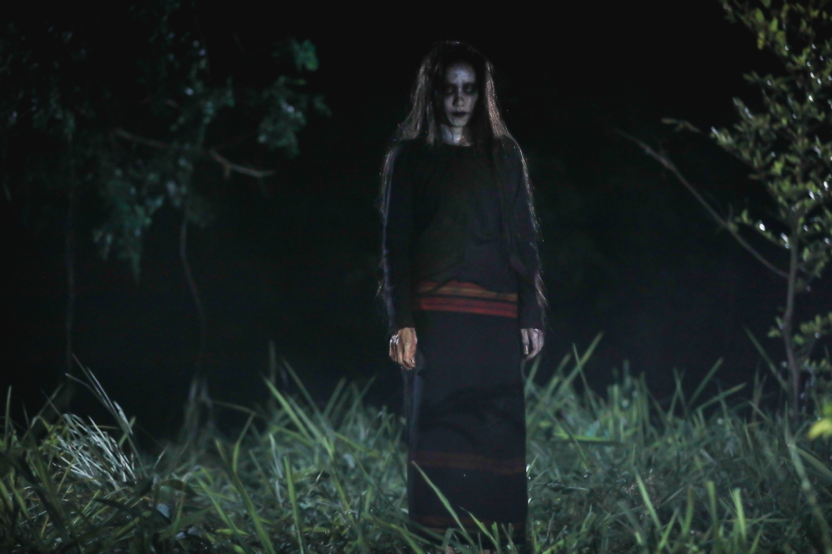 相貌詭異的黑衣女鬼纏著大妹，一家人陷入鬼聲音的夢魘。（威視提供）