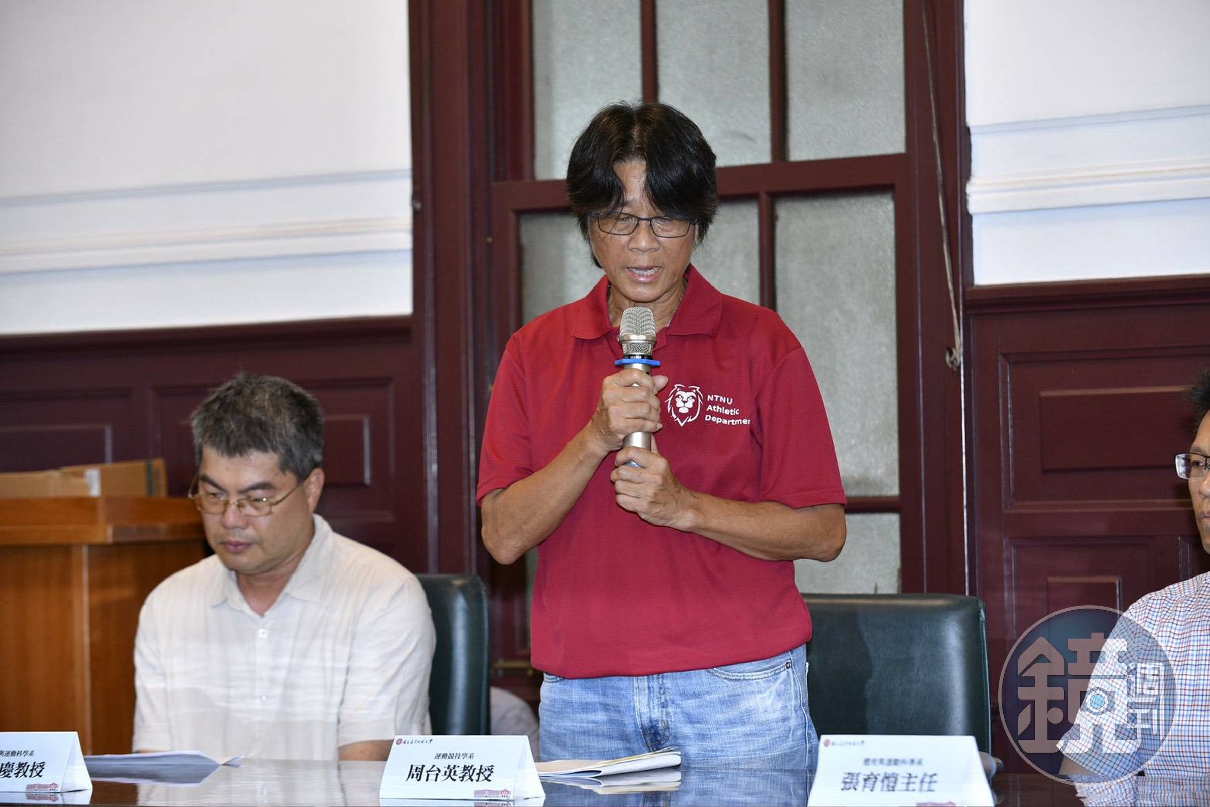 周台英在記者會上哽咽道歉,盼球員原諒。(鏡報李智為攝)