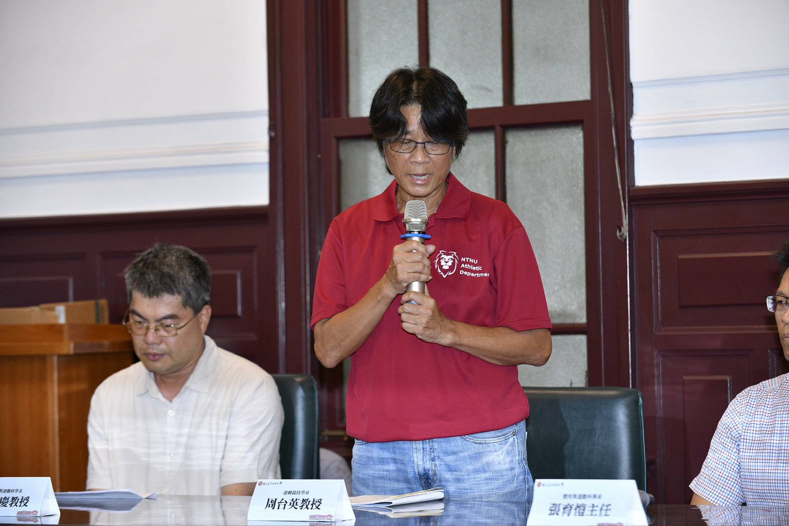 周台英在記者會上哽咽道歉，盼球員原諒。（鏡報李智為攝）