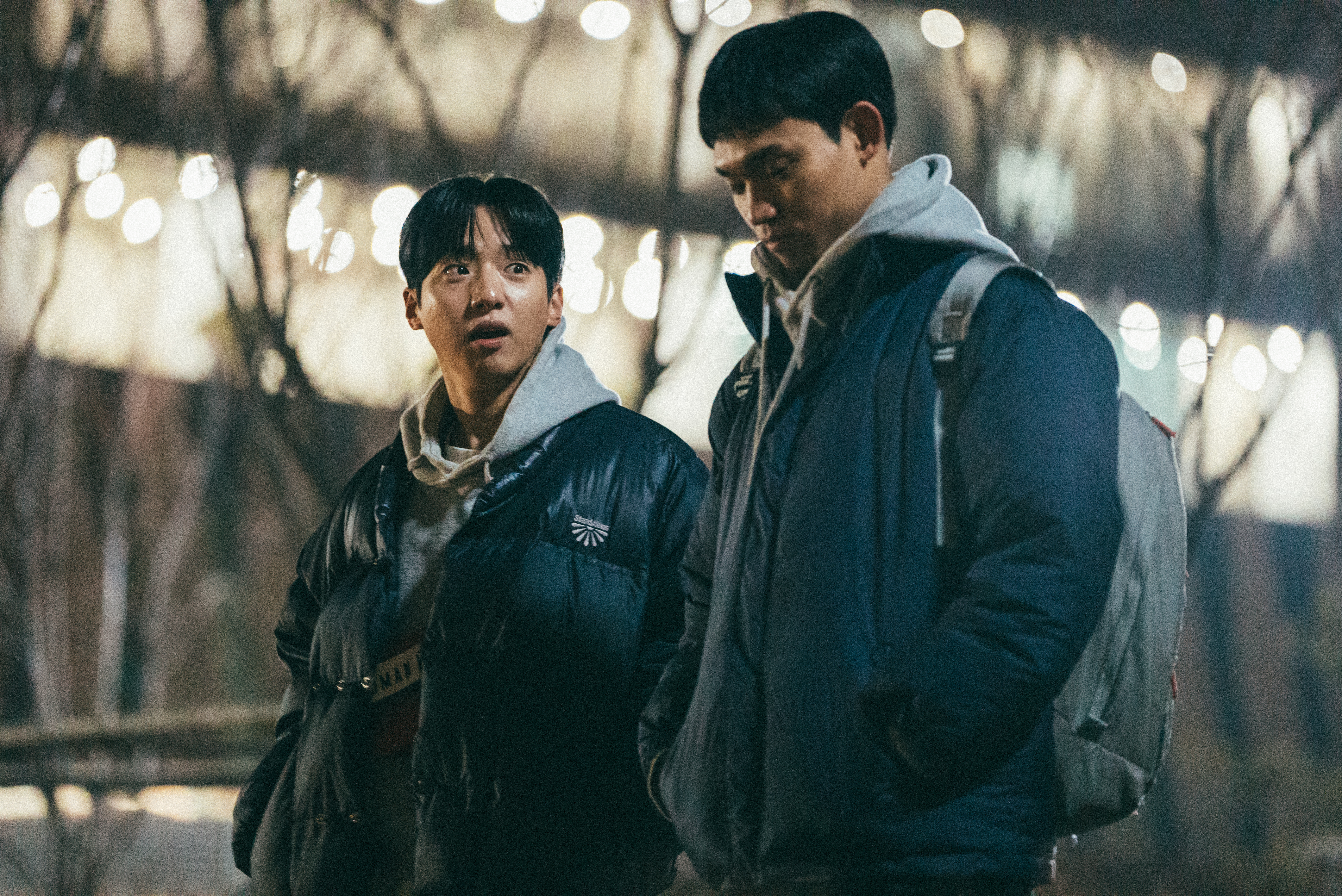 金賢睦（左）在《3670》飾演曹有鉉到南韓後認識同志好友，卻因故逐漸疏遠曹有鉉。（好威映象提供）
