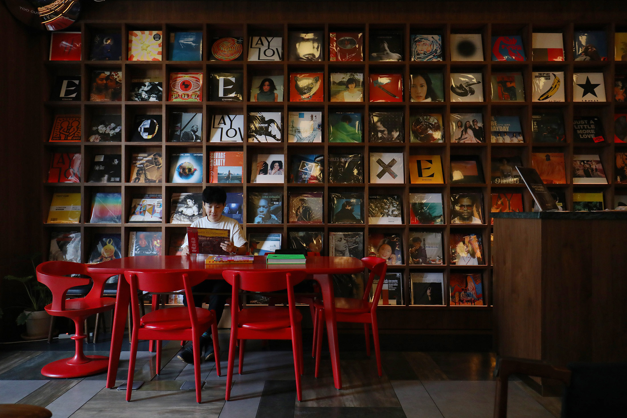 「台北大安伊普索凱悅尚選酒店」是以華語流行金曲為主題的市區飯店，走進飯店就像掉進一盒泛黃的錄音帶，每個角落都能喚起屬於那個年代的旋律。