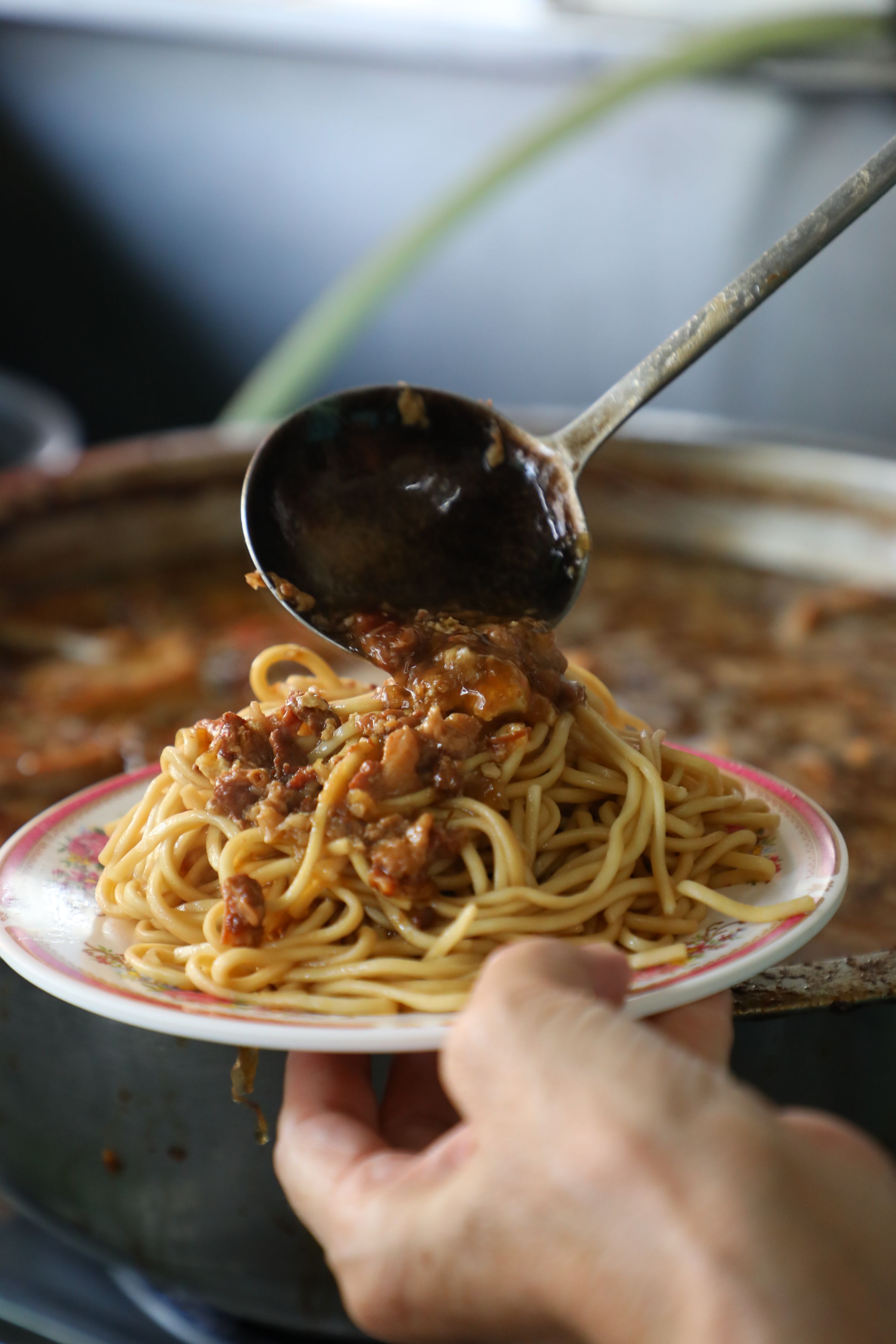 台中式的「炒麵」非大鍋快炒，而是在油麵上淋了滷肉，味道比較像乾拌麵。（35元／中份）
