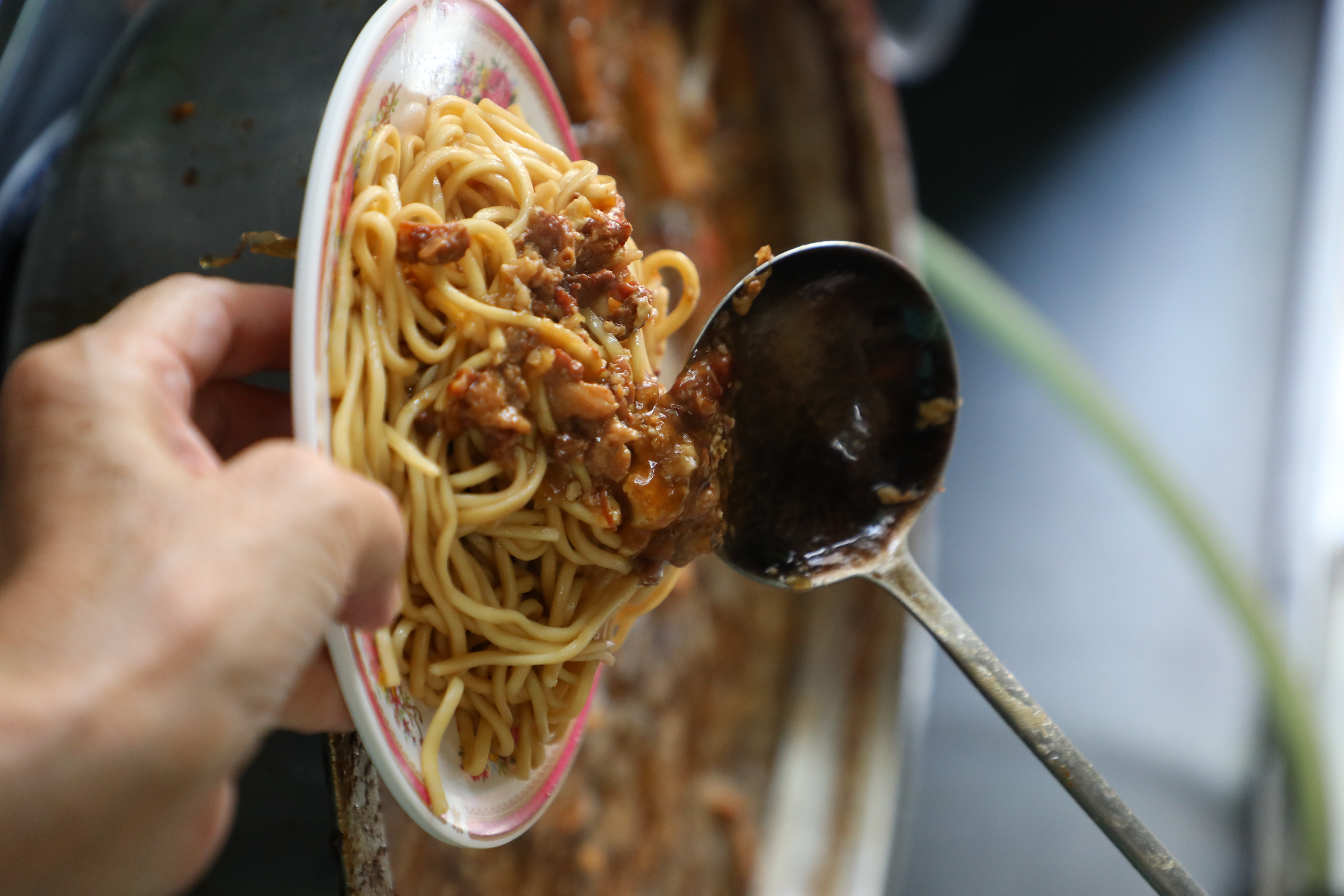 台中式的「炒麵」非大鍋快炒，而是在油麵上淋了滷肉，味道比較像乾拌麵。（35元／中份）