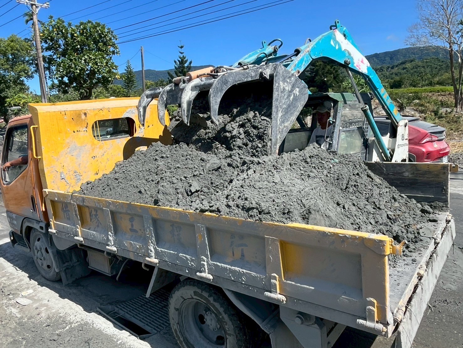 據了解，這群工程車隊是由花蓮子弟和碩董座童子賢奔走調度而來。（讀者提供）
