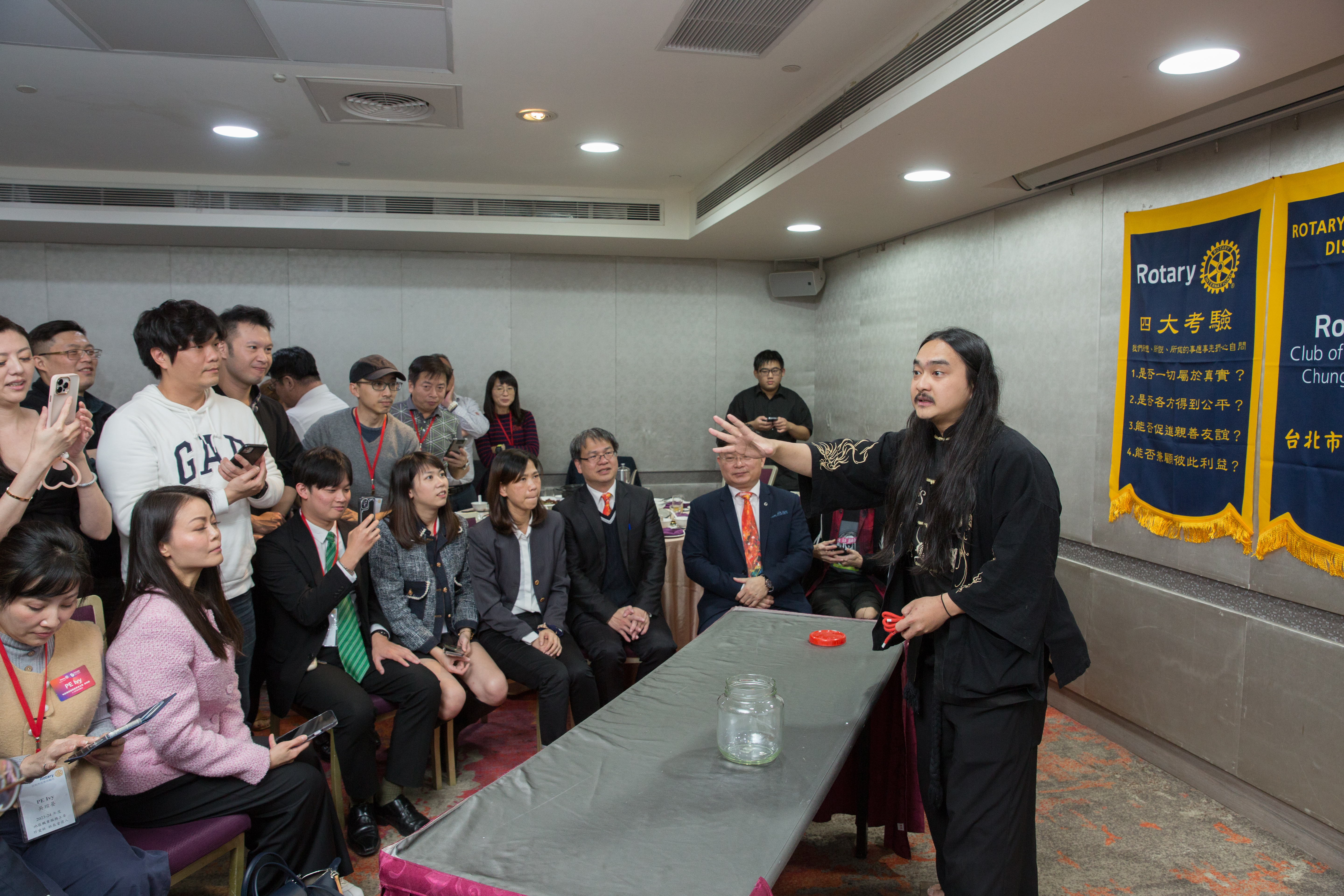近距離魔術表演必須接收每個觀眾的一顰一笑,鄒秉勳(右)與觀眾幽默互動,精準掌握氛圍及節奏。