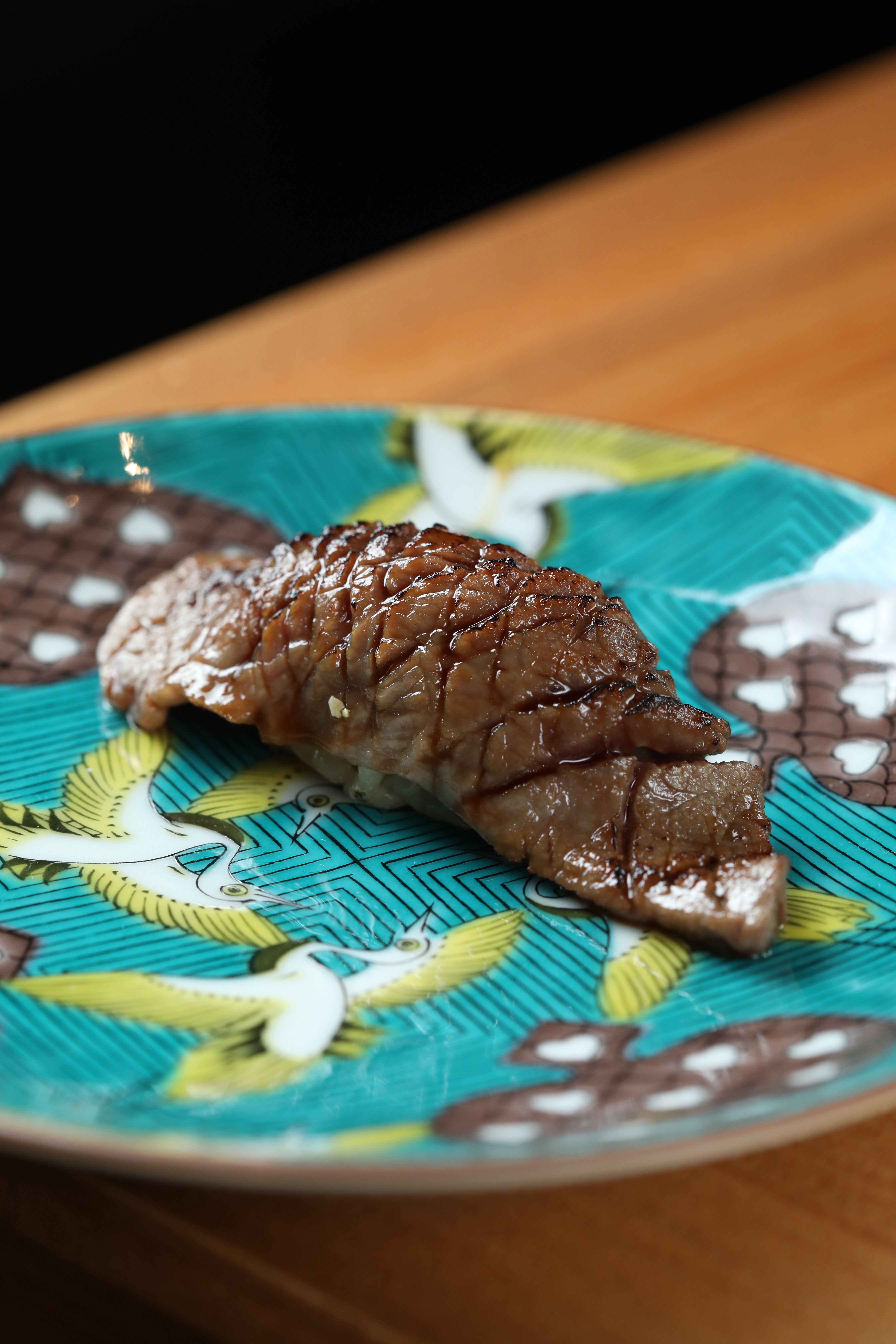 「和牛壽司」選用來自石垣島的牛後腿稀有部位「和尚頭」，肉質細嫩、油脂均勻。（期間限定菜色）