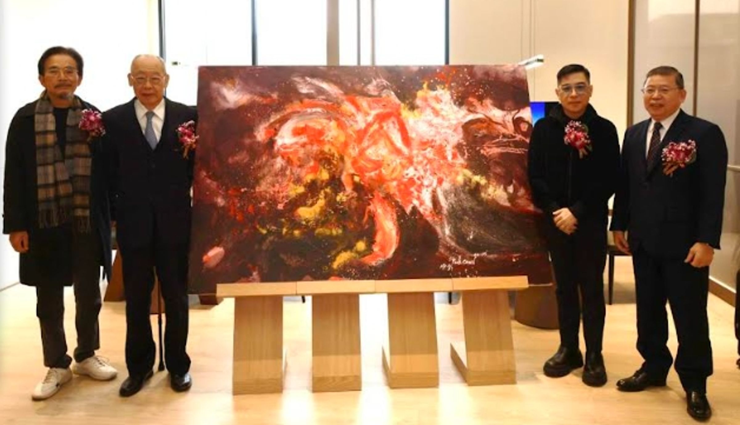 前監察院院長錢復（左二）到場，為藝術大師陳釙贈（左）畫展揭幕。（業者提供）