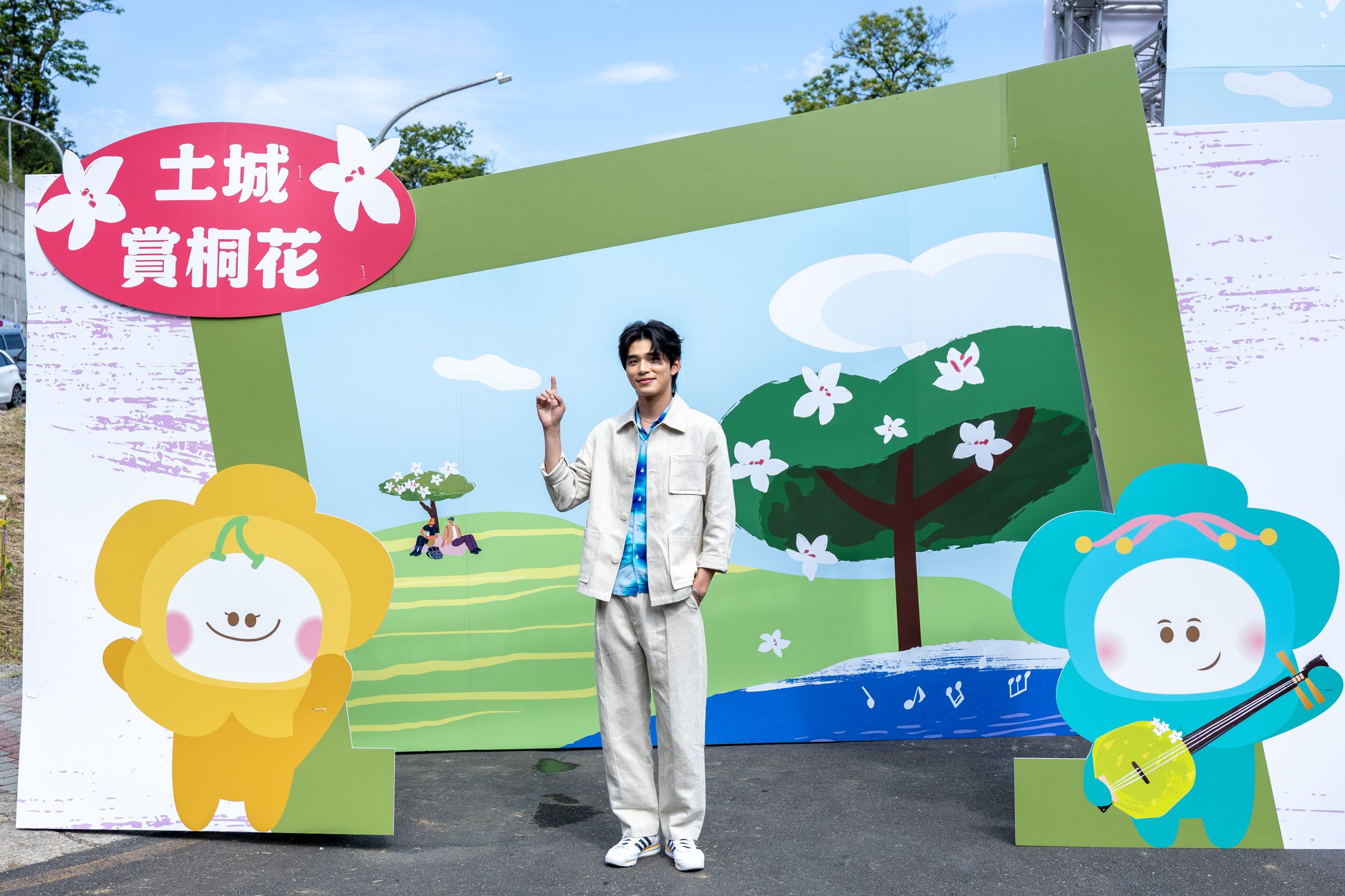 王品澔出席新北市客家桐花祭活動，想起兒時與家人賞桐花的記憶。（新北市客家事務局提供）