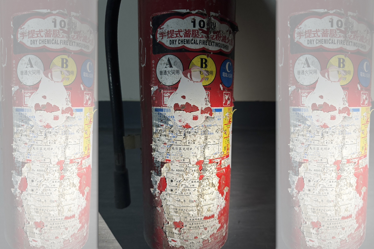 逃生梯出現鋼瓶壓柄鏽蝕、外觀氧化的滅火器，且瓶身資訊破舊不堪，無法辨識該滅火器資訊。（陳怡君辦公室提供）