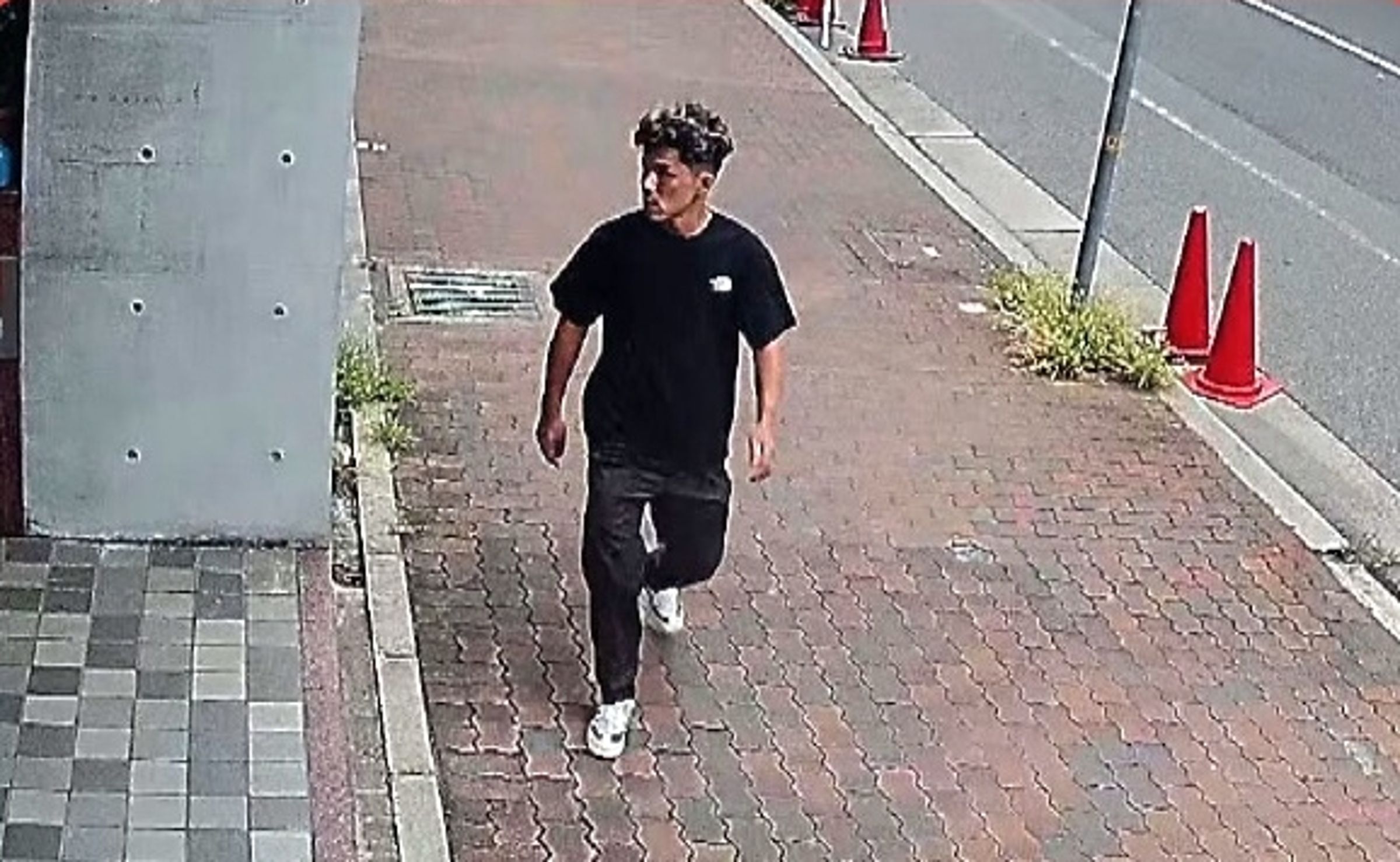 凶嫌谷本多次被監視器拍到在片山公司附近的徘徊身影。（翻攝自X）