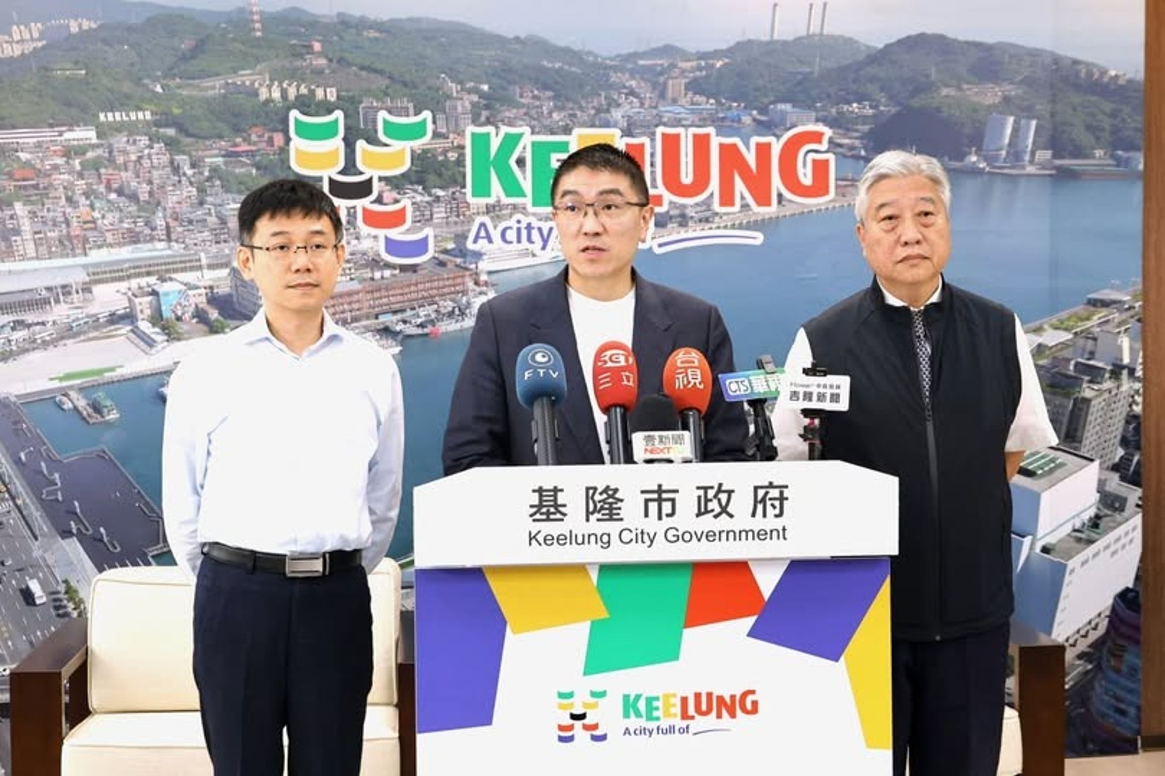 基隆市警局局長翁群能(右)疑似在尾牙餐會上性騷年輕女偵查佐。(翻攝自謝國樑臉書)