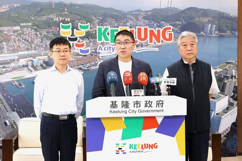 基隆市警局局長翁群能（右）疑似在尾牙餐會上性騷年輕女偵查佐。（翻攝自謝國樑臉書）